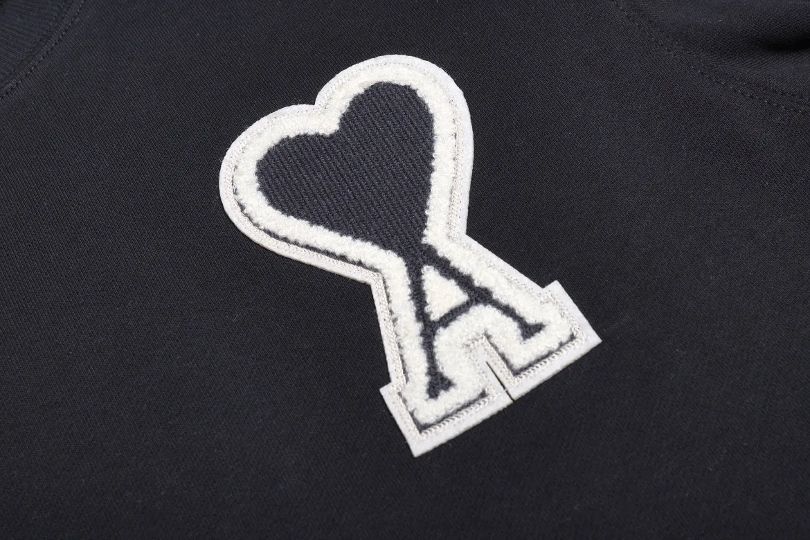 P150 Style No. 204 2025 embroidered large chapter style (with matching straight-leg sweatpants without color difference) AMI 2025 autumn and winter classic large chapter round neck sweatshirt 15 colors to meet everyone's needs. The fabric is made of 380 grams of pure cotton fabric, which is thick and textured. The whole network's counters purchase quality supporting output, which perfectly restores the genuine Zhang Zi. All thick wool knits are used. The absolute quality can be compared with any store in the market at will. There is no color difference in the fixed-dyed threads. The detailed accessories and tag packaging are all 1:1 with the genuine products. The ingenuity spirit gives back to customers.   Color: black with black seal Size: S M L XL