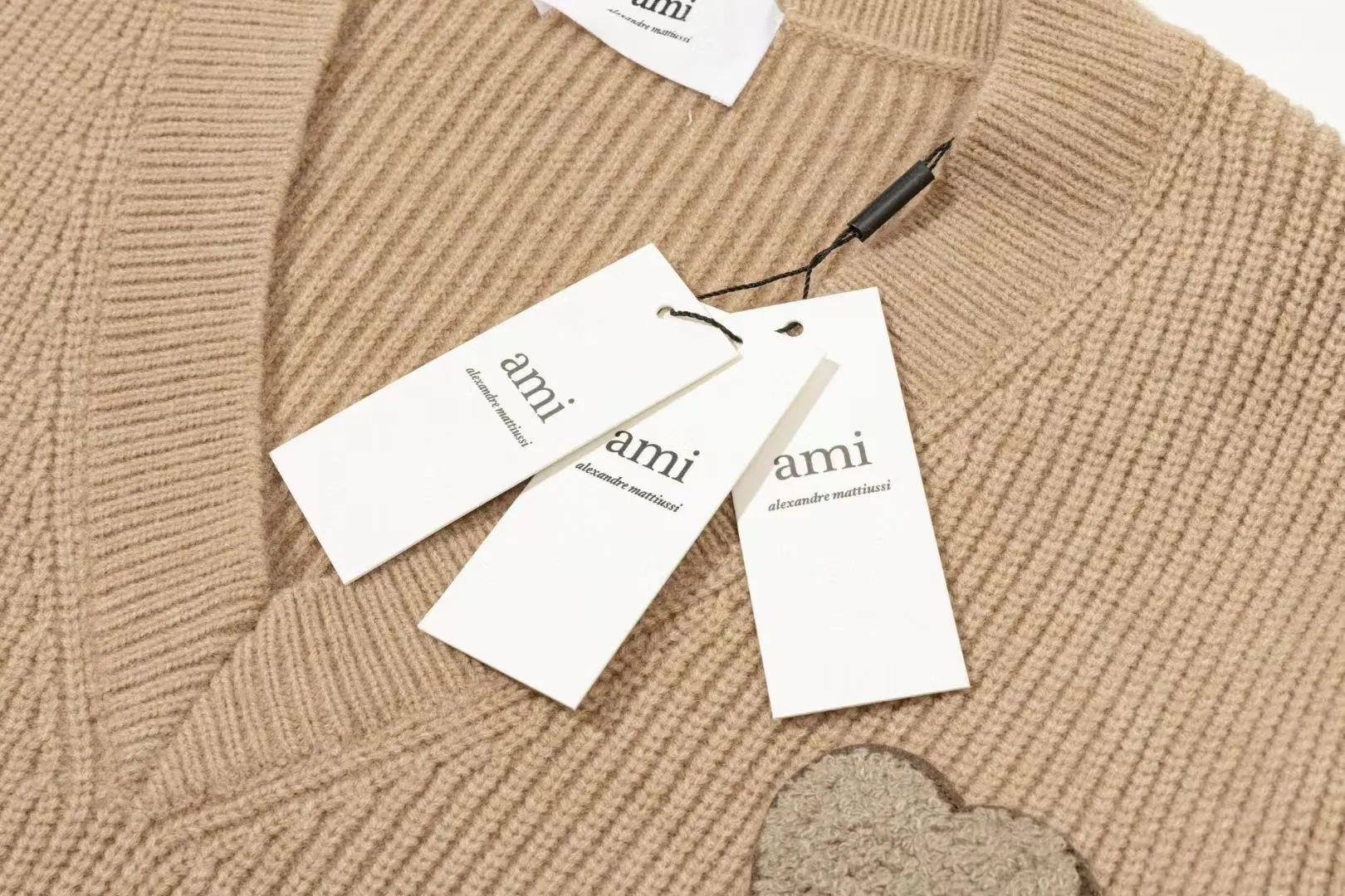 8201# Ami Paris2025 [New product for autumn and winter] Zhou Yiran's same love towel embroidered jacquard ADC wool V-neck sweater, college style, same style for men and women, Oversize version, color: camel, brown green, size S-XL