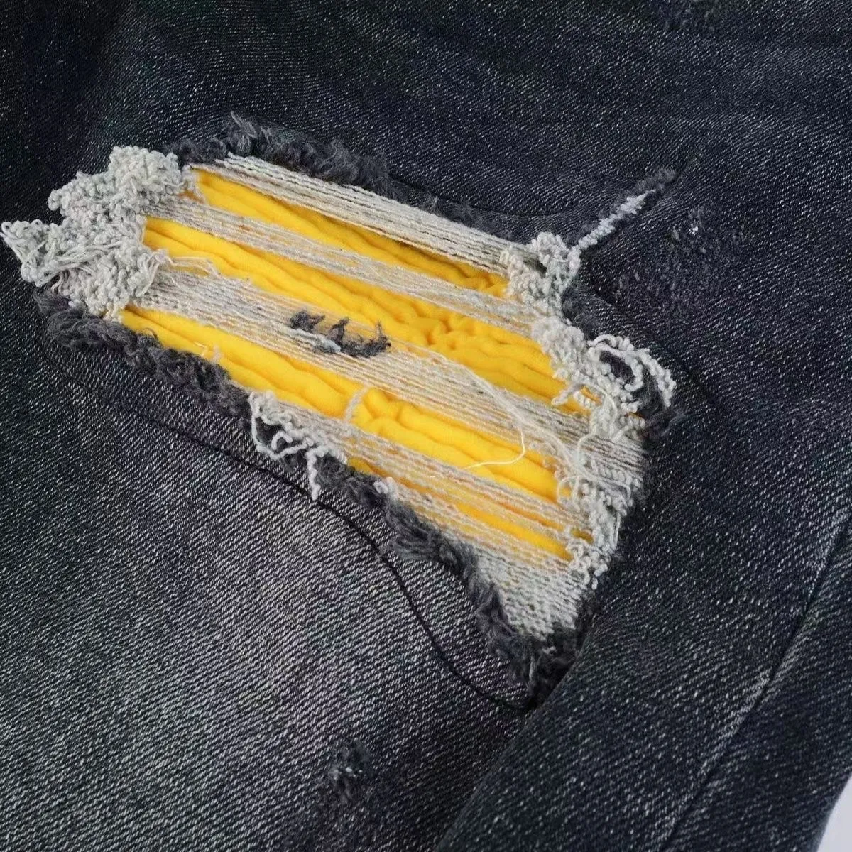 #M55 P168💰 AMIRI patch embroidery jeans trousers AMIRI high street basic ripped tight elastic jeans trousers amiri brand jeans break the production process and cutting of the original jeans, the fabrics are softer and more comfortable Hand-sewn collar label Customized logo buttons Genuine leather tag Color: Picture color Size: 30-32-34-36