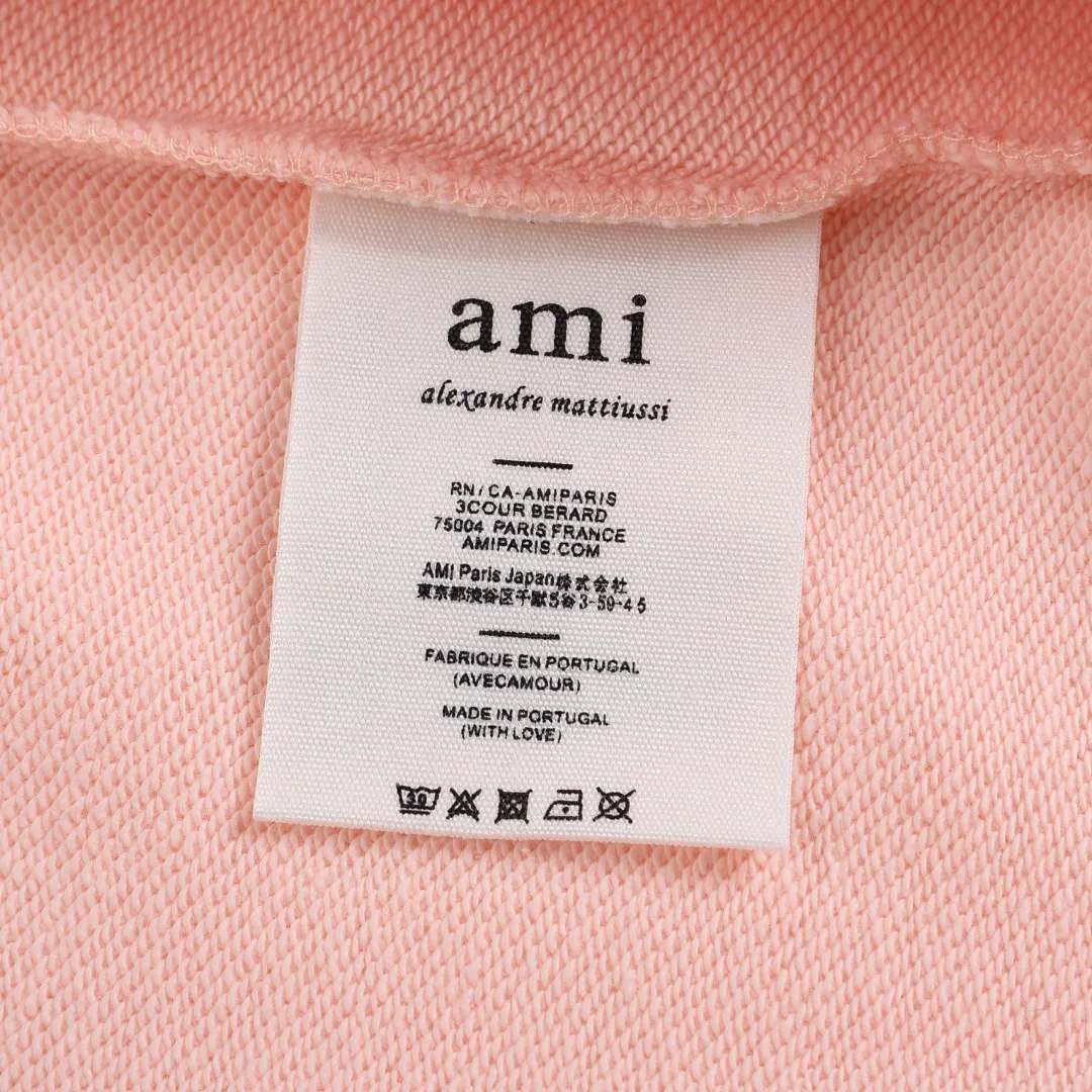 P150 Style No. 204 2025 embroidered large chapter style (15 colors in total) AMI 2025 autumn and winter classic large chapter round neck sweatshirt 15 colors to meet everyone’s needs. The fabric is made of 380g pure cotton fabric, which is thick and textured. The whole network’s counters purchase quality supporting output, which perfectly restores the genuine chapter. All the chapters are made of thick wool knitting. The absolute quality can be compared with any one in the market. There is no color difference in custom-dyed threads. The detailed accessories and tag packaging are all 1:1 with the genuine products, with the spirit of craftsmanship to give back to customers.   Color: light pink Size: S M L XL