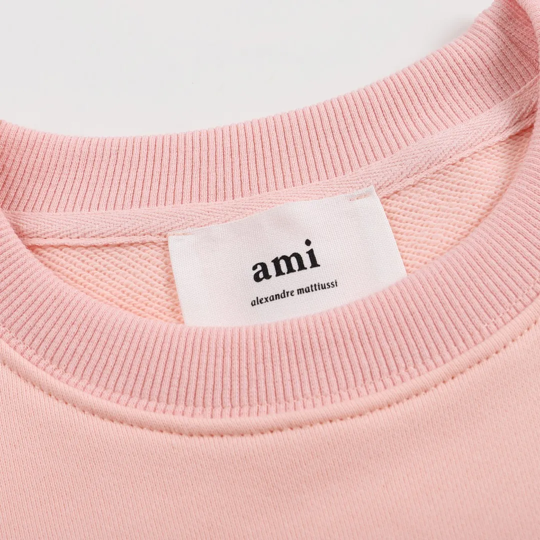 P150 Style No. 204 2025 embroidered large chapter style (15 colors in total) AMI 2025 autumn and winter classic large chapter round neck sweatshirt 15 colors to meet everyone’s needs. The fabric is made of 380g pure cotton fabric, which is thick and textured. The whole network’s counters purchase quality supporting output, which perfectly restores the genuine chapter. All the chapters are made of thick wool knitting. The absolute quality can be compared with any one in the market. There is no color difference in custom-dyed threads. The detailed accessories and tag packaging are all 1:1 with the genuine products, with the spirit of craftsmanship to give back to customers.   Color: light pink Size: S M L XL