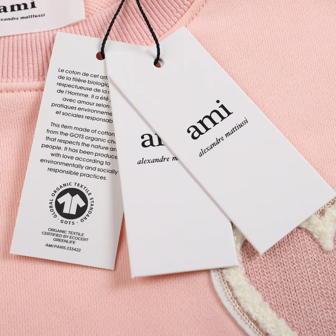 P150 Style No. 204 2025 embroidered large chapter style (15 colors in total) AMI 2025 autumn and winter classic large chapter round neck sweatshirt 15 colors to meet everyone’s needs. The fabric is made of 380g pure cotton fabric, which is thick and textured. The whole network’s counters purchase quality supporting output, which perfectly restores the genuine chapter. All the chapters are made of thick wool knitting. The absolute quality can be compared with any one in the market. There is no color difference in custom-dyed threads. The detailed accessories and tag packaging are all 1:1 with the genuine products, with the spirit of craftsmanship to give back to customers.   Color: light pink Size: S M L XL
