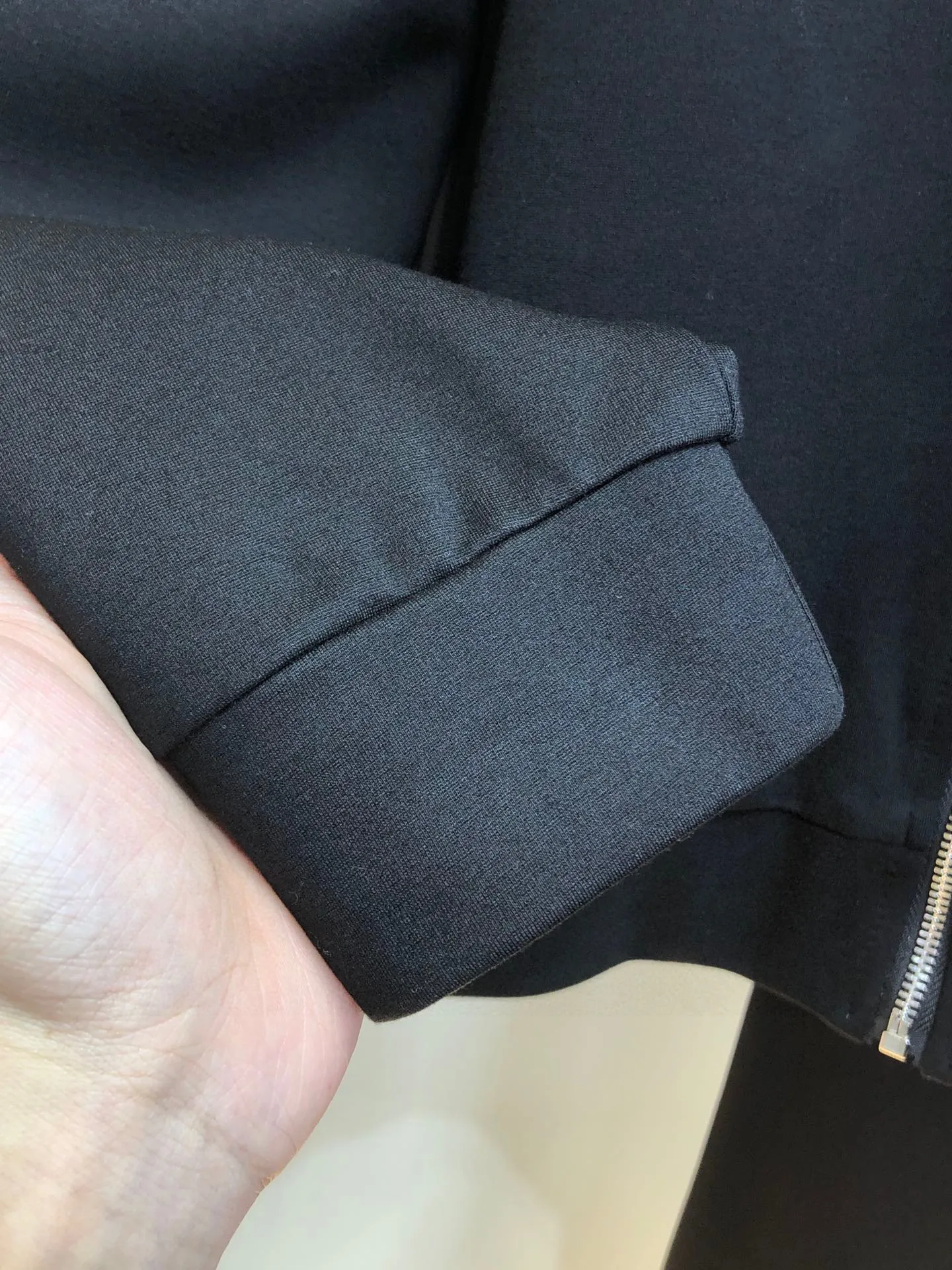 P400 💰 [ARMIRI] (Fat Man Gospel) hot-selling suit is coming. Focus on the original version of the official website. 2025 new hot-selling cardigan sweater suit. The original order is the best 🇭🇰. It is the meticulous work of top designers for a fitting and perfect upper body effect. 100% natural high-quality Roman cotton, close-fitting comfort, noble and elegant! Original hardware embodies elegance and nobility! Counter size: M-5XL (maximum wear up to 220 pounds)