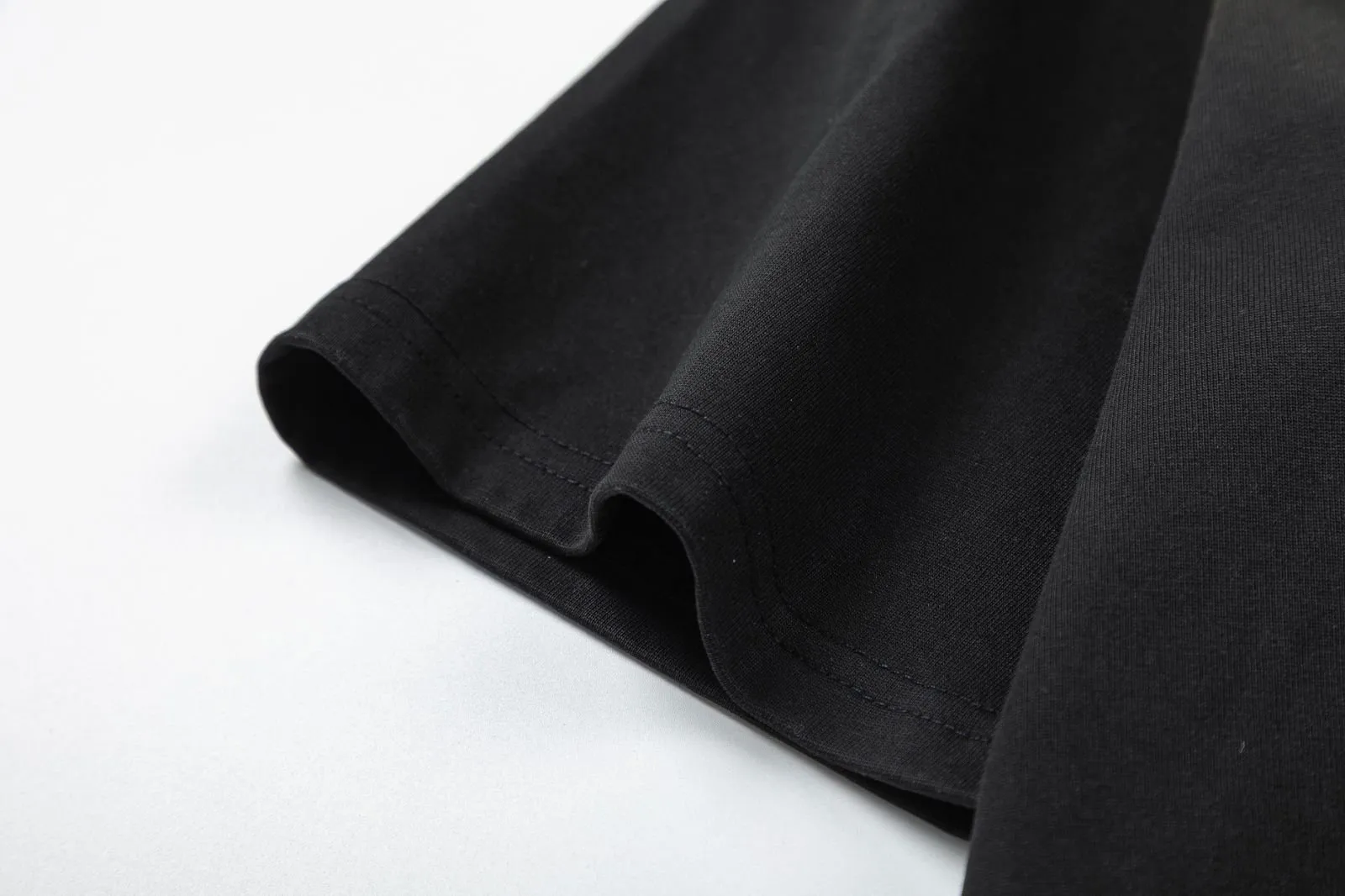 8009#P150amiri washed model with cracked printed logo, made of 300g fabric, color: black. Size: S M L XL