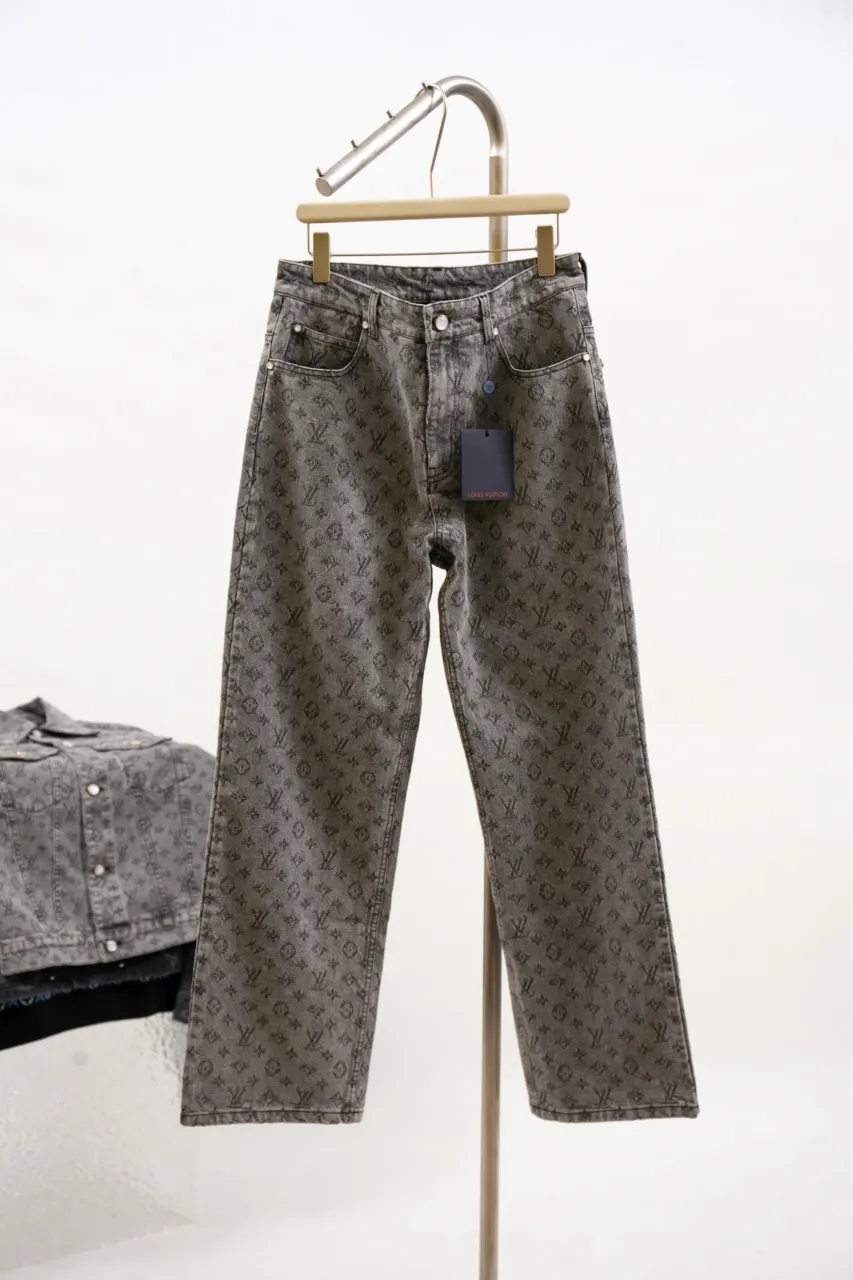 LV MONOGRAM Jacquard Skateboard Jeans These skateboard jeans feature an all-over contrasting Monogram pattern embellished with pearlescent buttons and rivets, giving the casual silhouette a dandy feel. Wear it with the matching denim jacket for a trendy look.  Regular fit Allover Monogram jacquard Damier nubuck label Pockets Pearlescent buttons and rivets 100% cotton