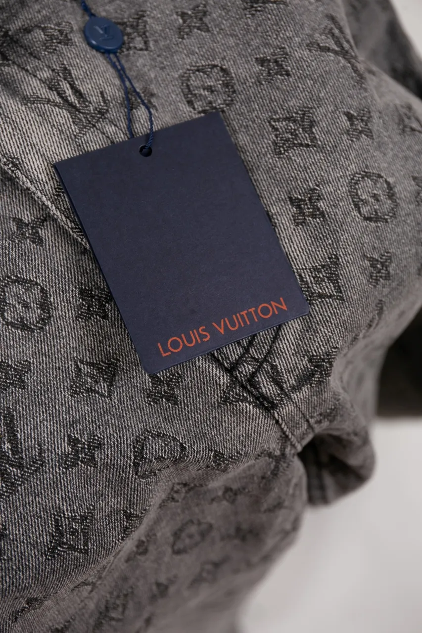 LV MONOGRAM Jacquard Skateboard Jeans These skateboard jeans feature an all-over contrasting Monogram pattern embellished with pearlescent buttons and rivets, giving the casual silhouette a dandy feel. Wear it with the matching denim jacket for a trendy look.  Regular fit Allover Monogram jacquard Damier nubuck label Pockets Pearlescent buttons and rivets 100% cotton