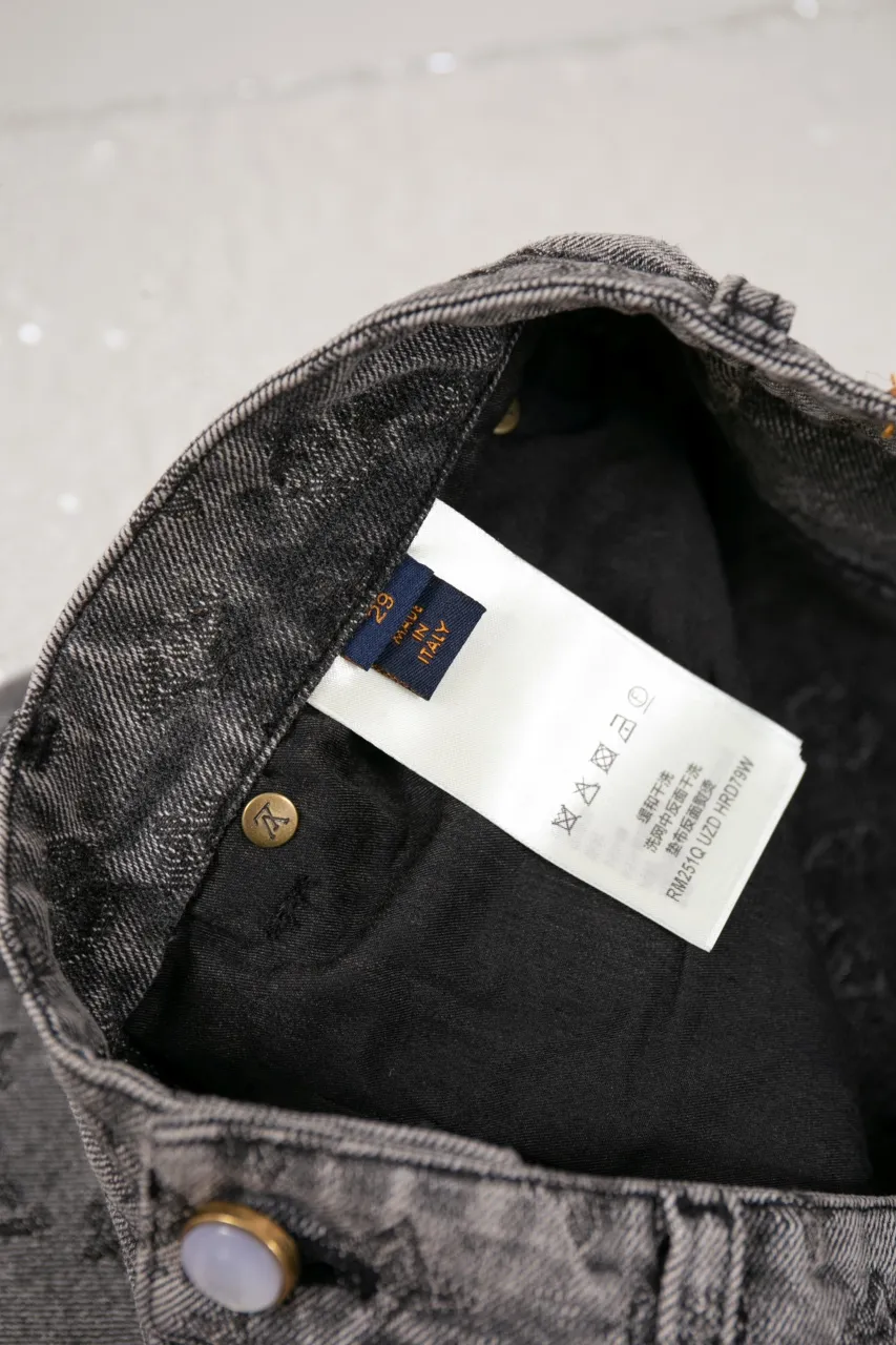 LV MONOGRAM Jacquard Skateboard Jeans These skateboard jeans feature an all-over contrasting Monogram pattern embellished with pearlescent buttons and rivets, giving the casual silhouette a dandy feel. Wear it with the matching denim jacket for a trendy look.  Regular fit Allover Monogram jacquard Damier nubuck label Pockets Pearlescent buttons and rivets 100% cotton