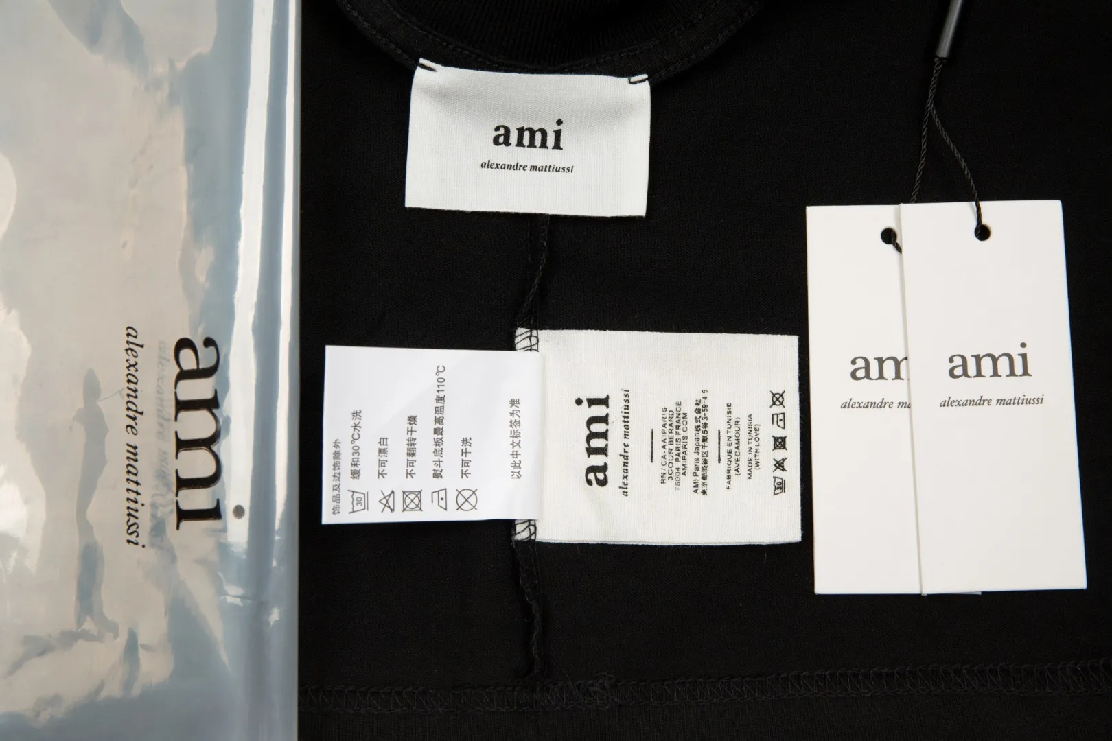 Ami Amy 2024ss autumn classic small embroidered love short sleeves. We have been making this style for the third year. At the beginning, there were no counters in mainland China. We were already making it. The quality and details are invincible. Order with confidence and pay attention to the details. ✅2024 newly upgraded two-end folded handmade main wheat. Restore counter. ✅240G Xinjiang long-staple cotton top double yarn. The shrinkage rate is controlled at 2%. Export-grade solid color quality. It is truly not easy to deform, shrink or fade. ✅The maximum size can be worn up to 230 pounds. There is no pressure to export to Europe and the United States. Sizes S-XL. Color: 7 colors, white, black, gray, colorful blue, navy blue, dark green, coffee.