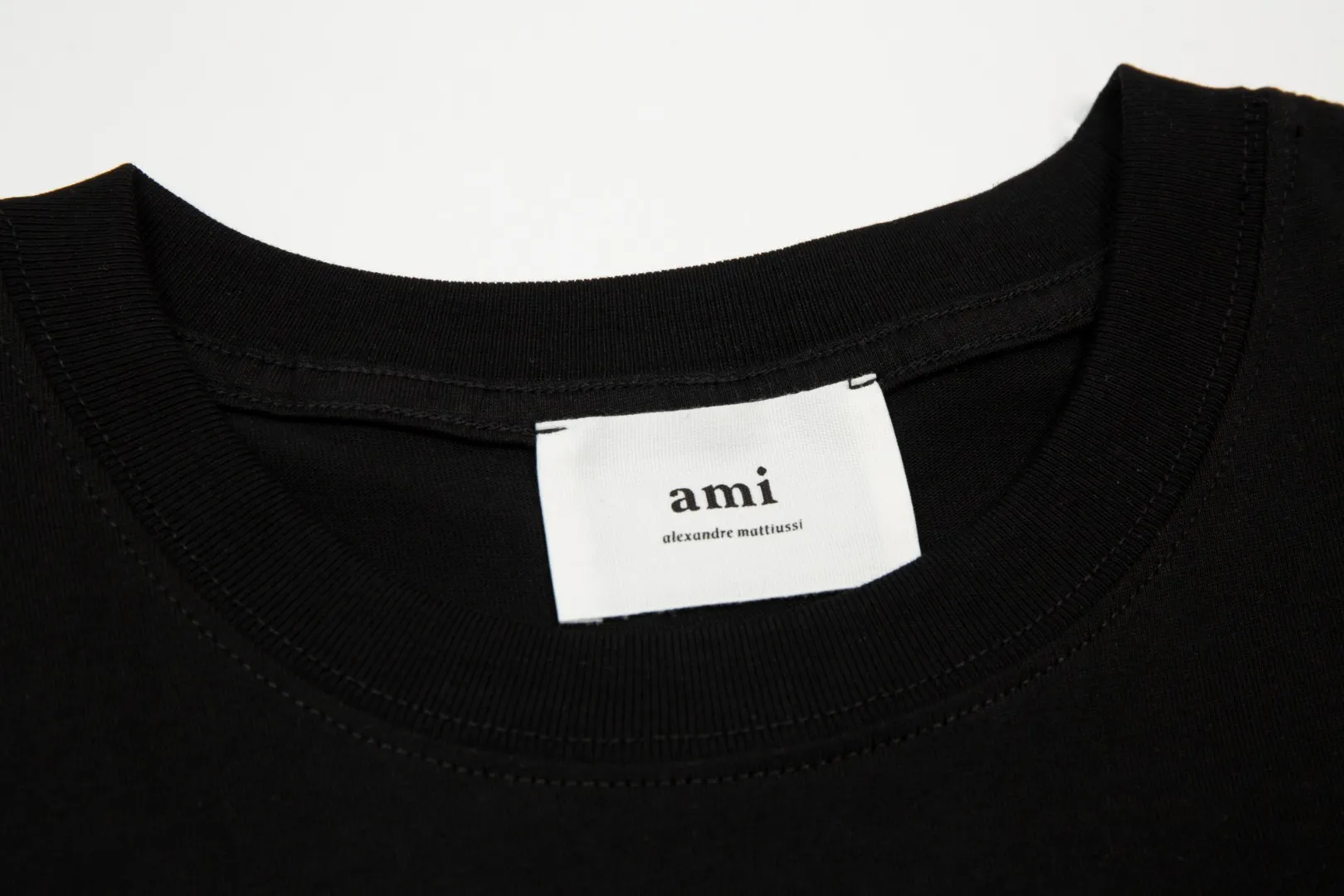 Ami Amy 2024ss autumn classic small embroidered love short sleeves. We have been making this style for the third year. At the beginning, there were no counters in mainland China. We were already making it. The quality and details are invincible. Order with confidence and pay attention to the details. ✅2024 newly upgraded two-end folded handmade main wheat. Restore counter. ✅240G Xinjiang long-staple cotton top double yarn. The shrinkage rate is controlled at 2%. Export-grade solid color quality. It is truly not easy to deform, shrink or fade. ✅The maximum size can be worn up to 230 pounds. There is no pressure to export to Europe and the United States. Sizes S-XL. Color: 7 colors, white, black, gray, colorful blue, navy blue, dark green, coffee.