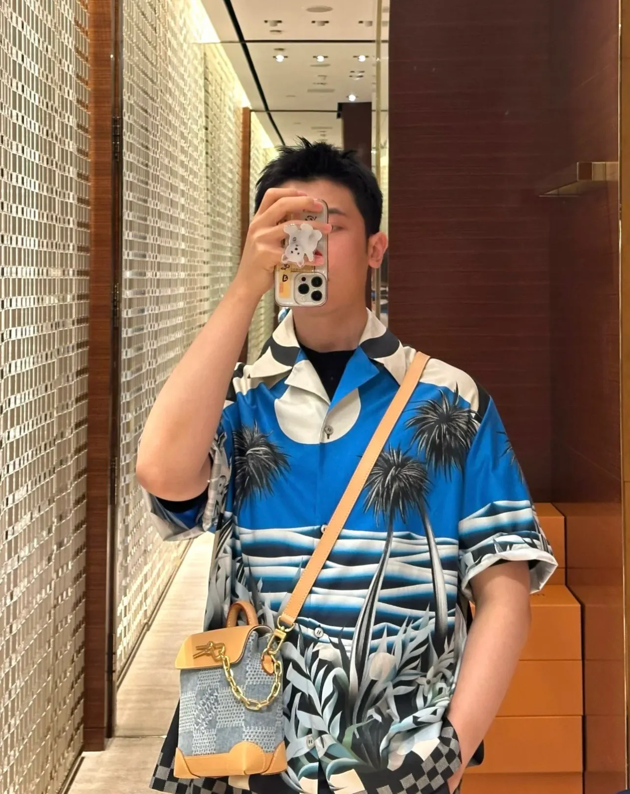 Model picture LV 24ss spring and summer new shirts and shorts use the full Damier Pacific pattern to depict a moonlit beach night on a tropical island, combining Monogram