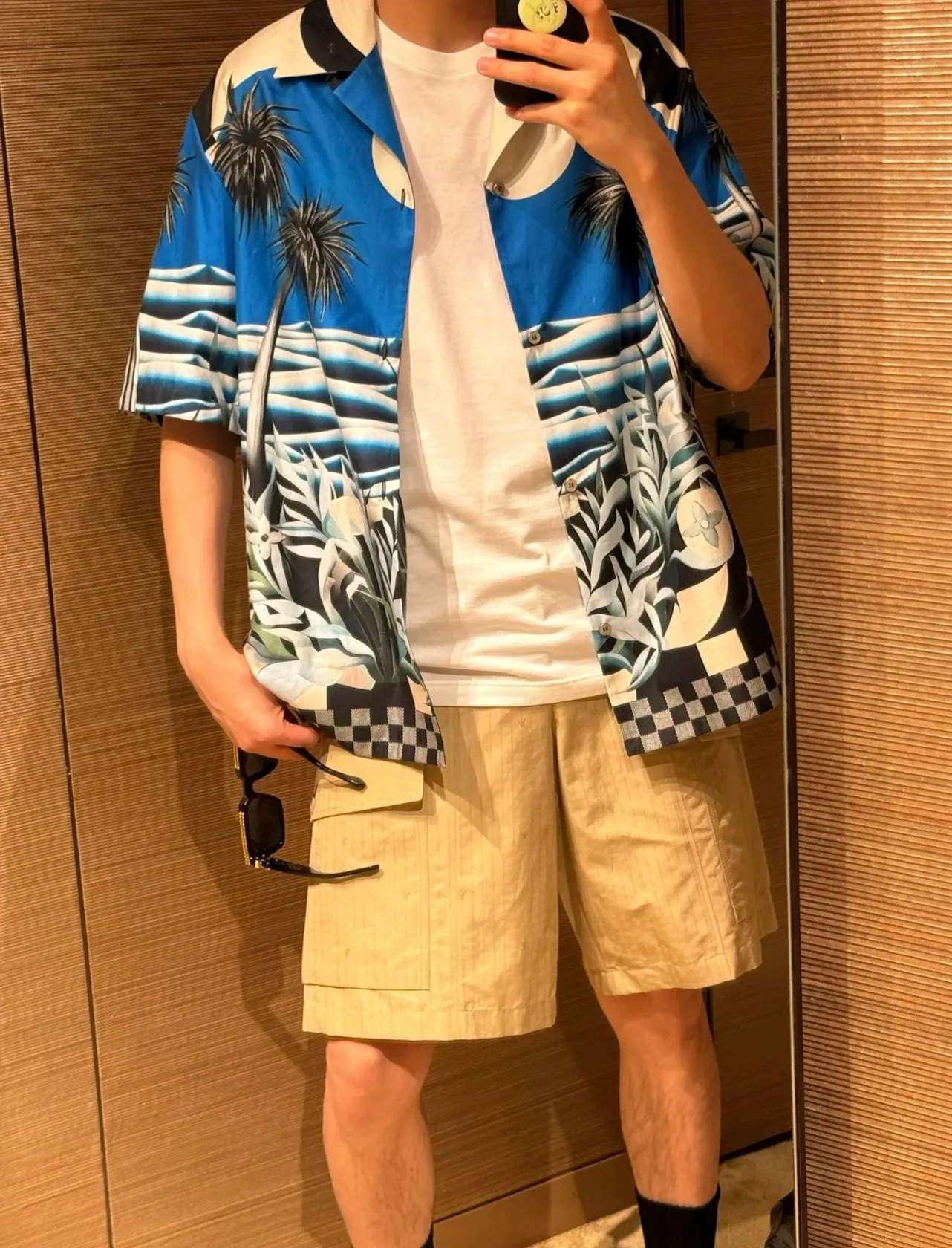 Model picture LV 24ss spring and summer new shirts and shorts use the full Damier Pacific pattern to depict a moonlit beach night on a tropical island, combining Monogram