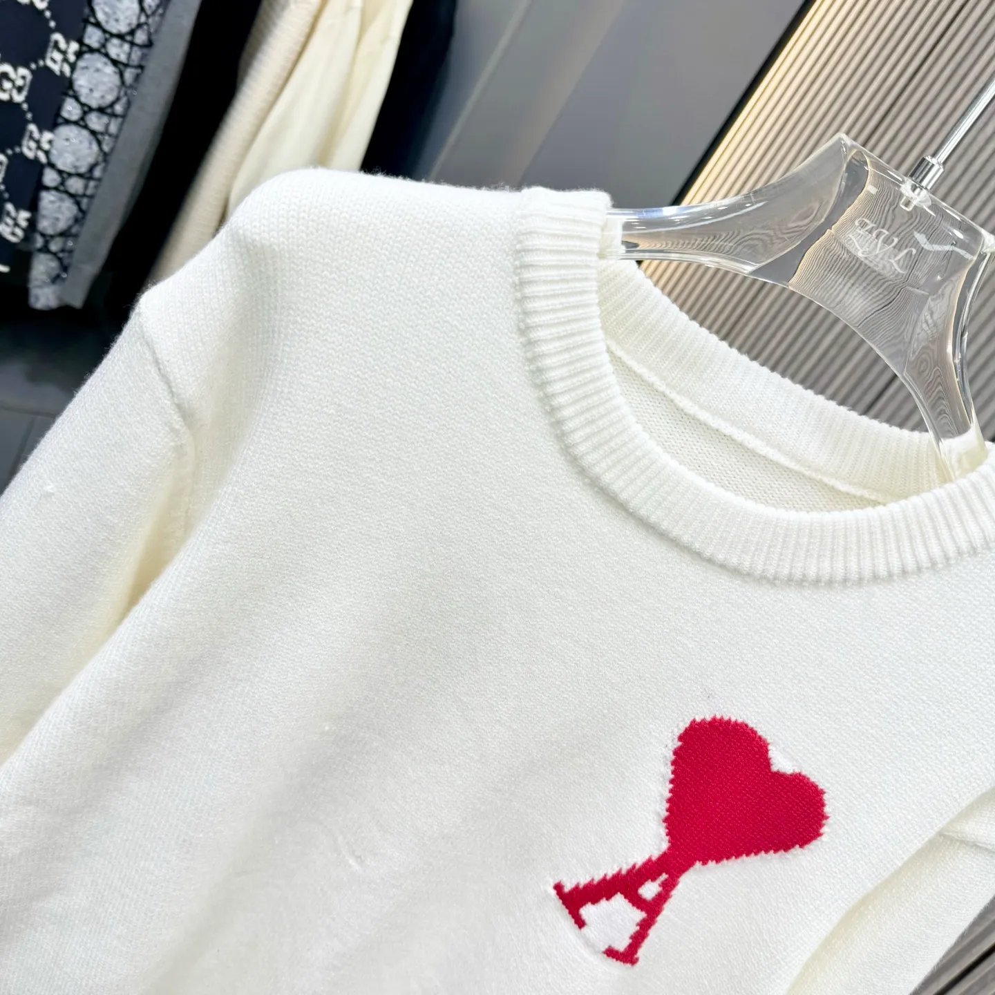 🅿️250 Ami 25FW crew neck sweater. The fabric is made of top-grade cashmere yarn. The new autumn and winter Oblique jacquard knitted cashmere sweater adopts a double-sided wearable design and is made of high-quality cashmere material. After fine weaving process, it presents a soft and comfortable touch and excellent thermal insulation performance. The iconic Oblique jacquard pattern is perfectly presented through precision knitting technology. It can be worn on both sides, showing different style charms. The round neck design is simple and elegant, suitable for various matching occasions. Exquisite knitting technology ensures that the clothes are not easily deformed and remain crisp and long-lasting. The double-sided design concept reflects LV's perfect balance of practicality and fashion. Each sweater undergoes strict quality inspection to ensure that the quality meets the brand's consistently high standards. This knitted item combines warmth and style, making it an exquisite addition to your autumn and winter wardrobe. Size:S/M/L/XL