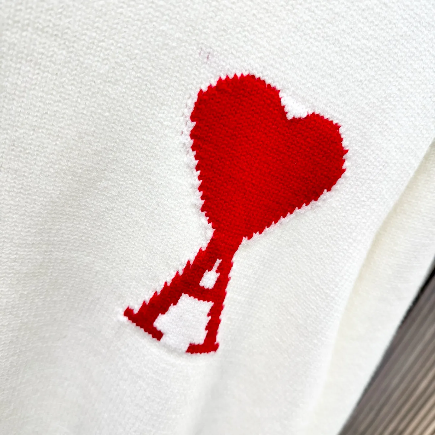 🅿️250 Ami 25FW crew neck sweater. The fabric is made of top-grade cashmere yarn. The new autumn and winter Oblique jacquard knitted cashmere sweater adopts a double-sided wearable design and is made of high-quality cashmere material. After fine weaving process, it presents a soft and comfortable touch and excellent thermal insulation performance. The iconic Oblique jacquard pattern is perfectly presented through precision knitting technology. It can be worn on both sides, showing different style charms. The round neck design is simple and elegant, suitable for various matching occasions. Exquisite knitting technology ensures that the clothes are not easily deformed and remain crisp and long-lasting. The double-sided design concept reflects LV's perfect balance of practicality and fashion. Each sweater undergoes strict quality inspection to ensure that the quality meets the brand's consistently high standards. This knitted item combines warmth and style, making it an exquisite addition to your autumn and winter wardrobe. Size:S/M/L/XL