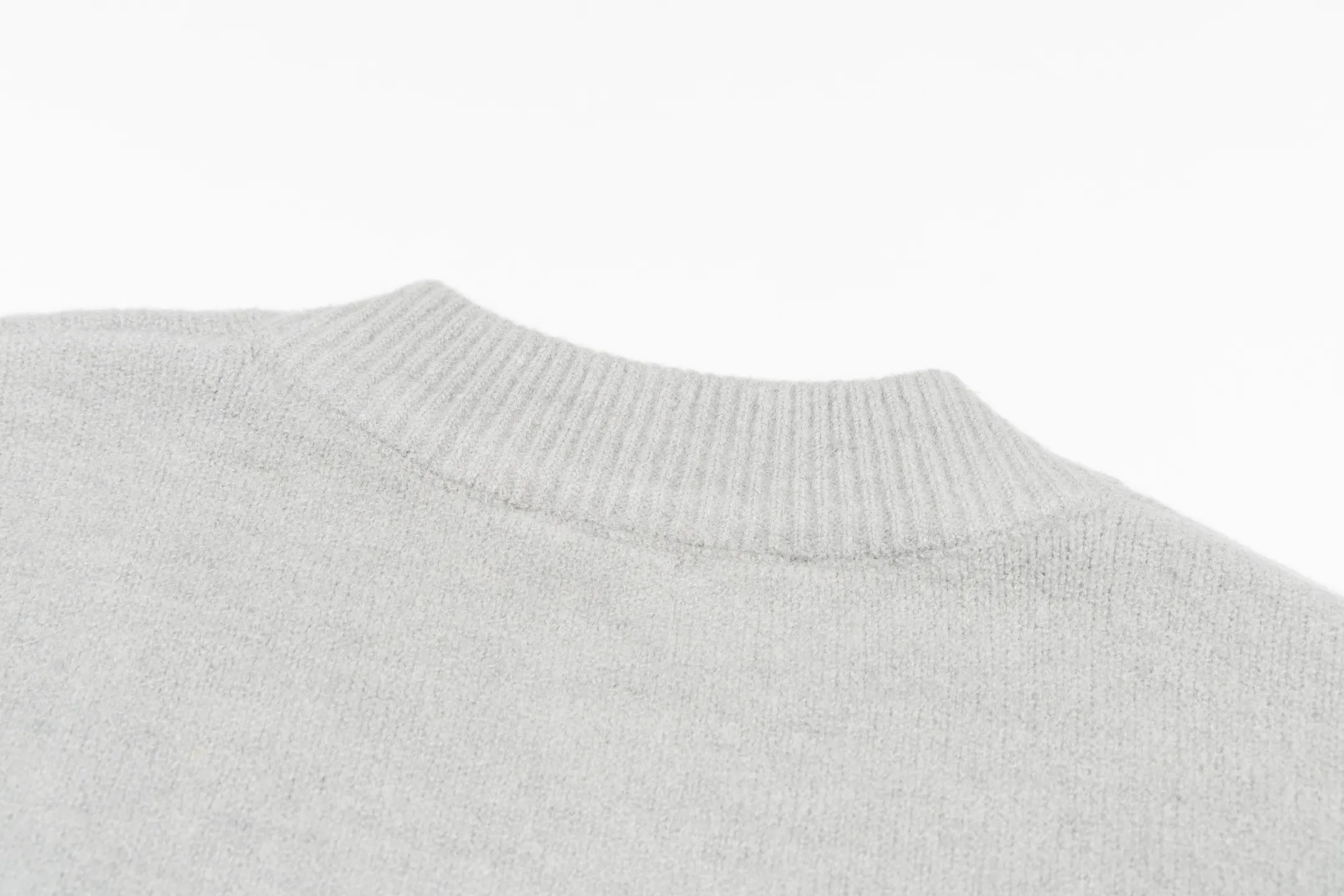 🅿️560 [Exclusive supply] Ami love jacquard knitted cardigan (grey) The original version was purchased for 2,693 and developed. The fabric is made of alpaca wool to maintain a stable pattern. The stitching is even and firm, and the details are meticulously handled, reflecting the brand's strict control over quality. The overall design is simple and elegant, suitable for various occasions. Whether it is business or leisure, it can show an elegant and decent style. The overall wiring is straight and delicate, the fabric is comfortable and soft, and the color is consistent without color difference. It can be matched with the same style to create a fashionable look, and can be used in various occasions. Customized accessories, complete with three standards, the same style for men and women. Size:S-M-L-XL