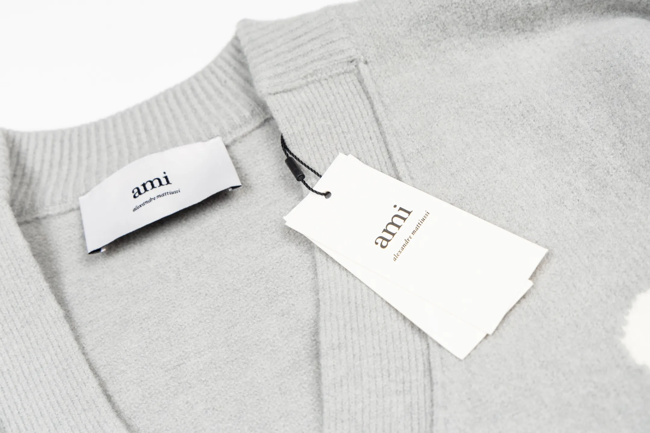 🅿️560 [Exclusive supply] Ami love jacquard knitted cardigan (grey) The original version was purchased for 2,693 and developed. The fabric is made of alpaca wool to maintain a stable pattern. The stitching is even and firm, and the details are meticulously handled, reflecting the brand's strict control over quality. The overall design is simple and elegant, suitable for various occasions. Whether it is business or leisure, it can show an elegant and decent style. The overall wiring is straight and delicate, the fabric is comfortable and soft, and the color is consistent without color difference. It can be matched with the same style to create a fashionable look, and can be used in various occasions. Customized accessories, complete with three standards, the same style for men and women. Size:S-M-L-XL