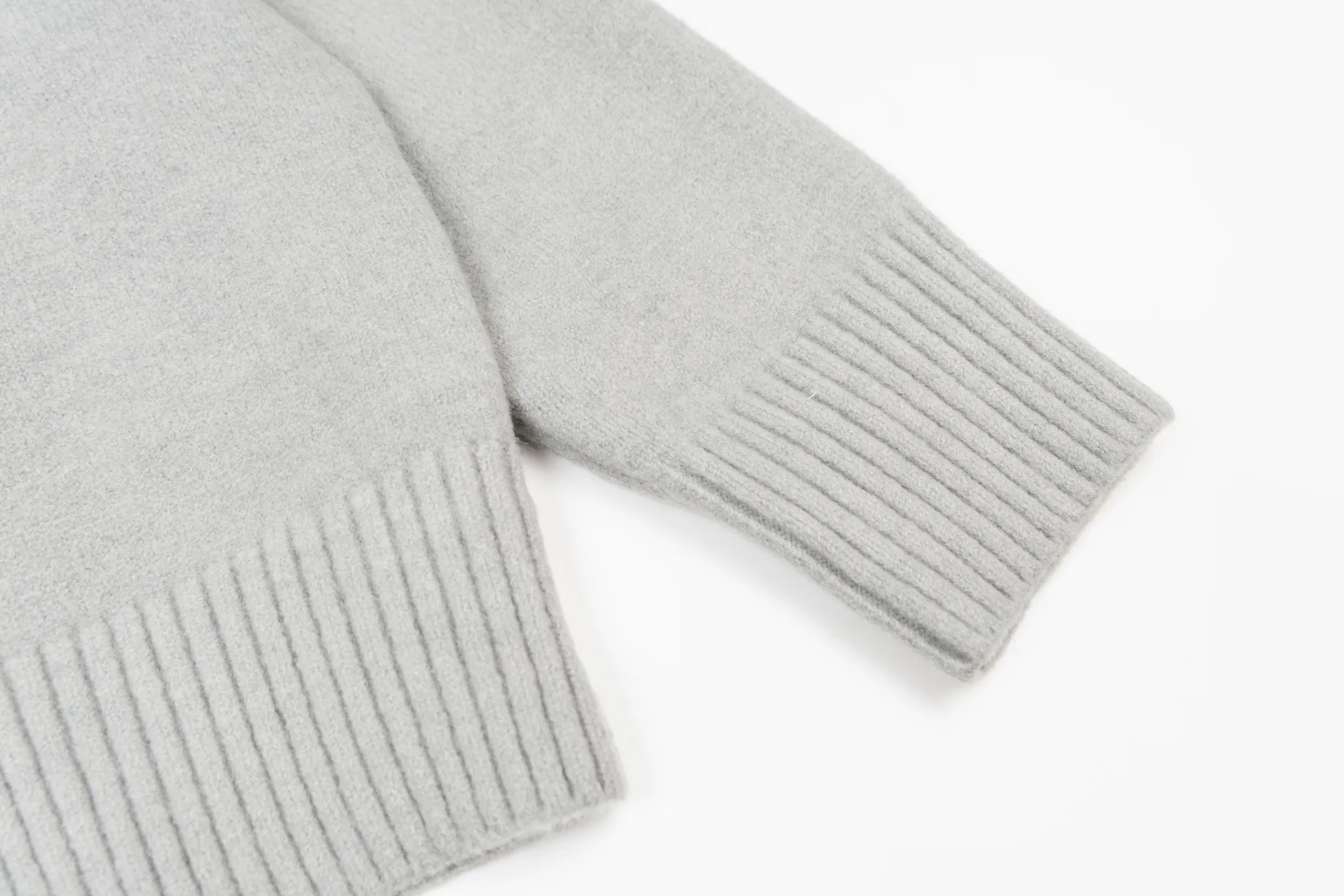 🅿️560 [Exclusive supply] Ami love jacquard knitted cardigan (grey) The original version was purchased for 2,693 and developed. The fabric is made of alpaca wool to maintain a stable pattern. The stitching is even and firm, and the details are meticulously handled, reflecting the brand's strict control over quality. The overall design is simple and elegant, suitable for various occasions. Whether it is business or leisure, it can show an elegant and decent style. The overall wiring is straight and delicate, the fabric is comfortable and soft, and the color is consistent without color difference. It can be matched with the same style to create a fashionable look, and can be used in various occasions. Customized accessories, complete with three standards, the same style for men and women. Size:S-M-L-XL