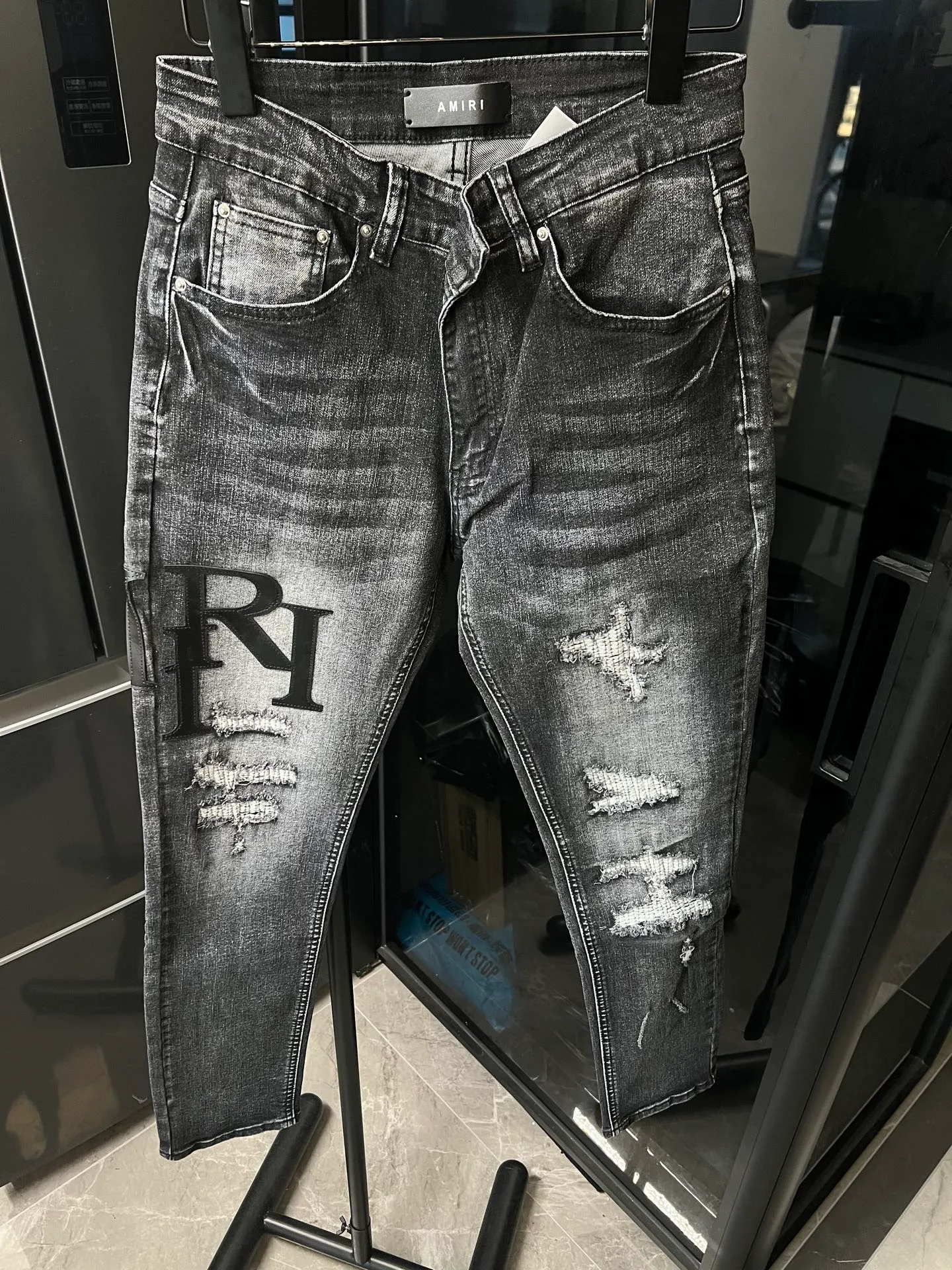 P250 [next day] Amiri MX1 25Ss Knee Knife Cut Holes Leather Washed Jeans (Black) Size: 28 30 32 34 (corresponds to s-xl) Detailed sizes can be found in Figure 9