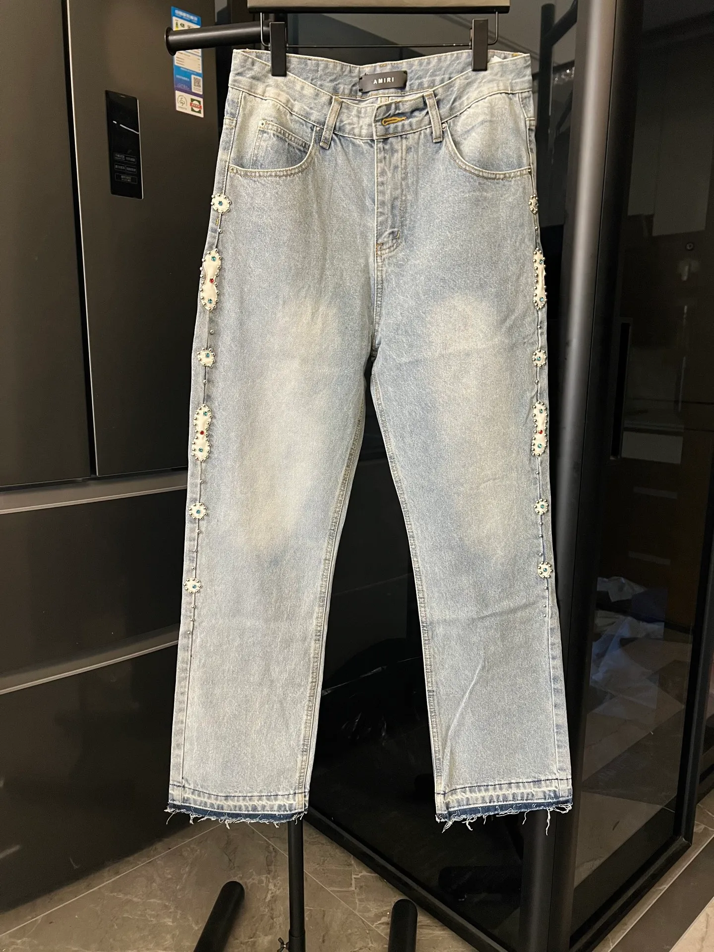 P230 [next day] AMIRI/Ami 25Ss high street jeans with side gemstones (blue). Light blue washed fabric + side gem embellishment, super recognizable! Loose straight fit, comfortable and fashionable, perfect for daily wear or street style. High-quality denim, wear-resistant and durable, and gemstone decoration enhances texture and visual impact. Pair it with a simple top and you can easily get a trendy look! Size: 28 30 32 34 (corresponds to s-xl) Detailed sizes can be found in Figure 9