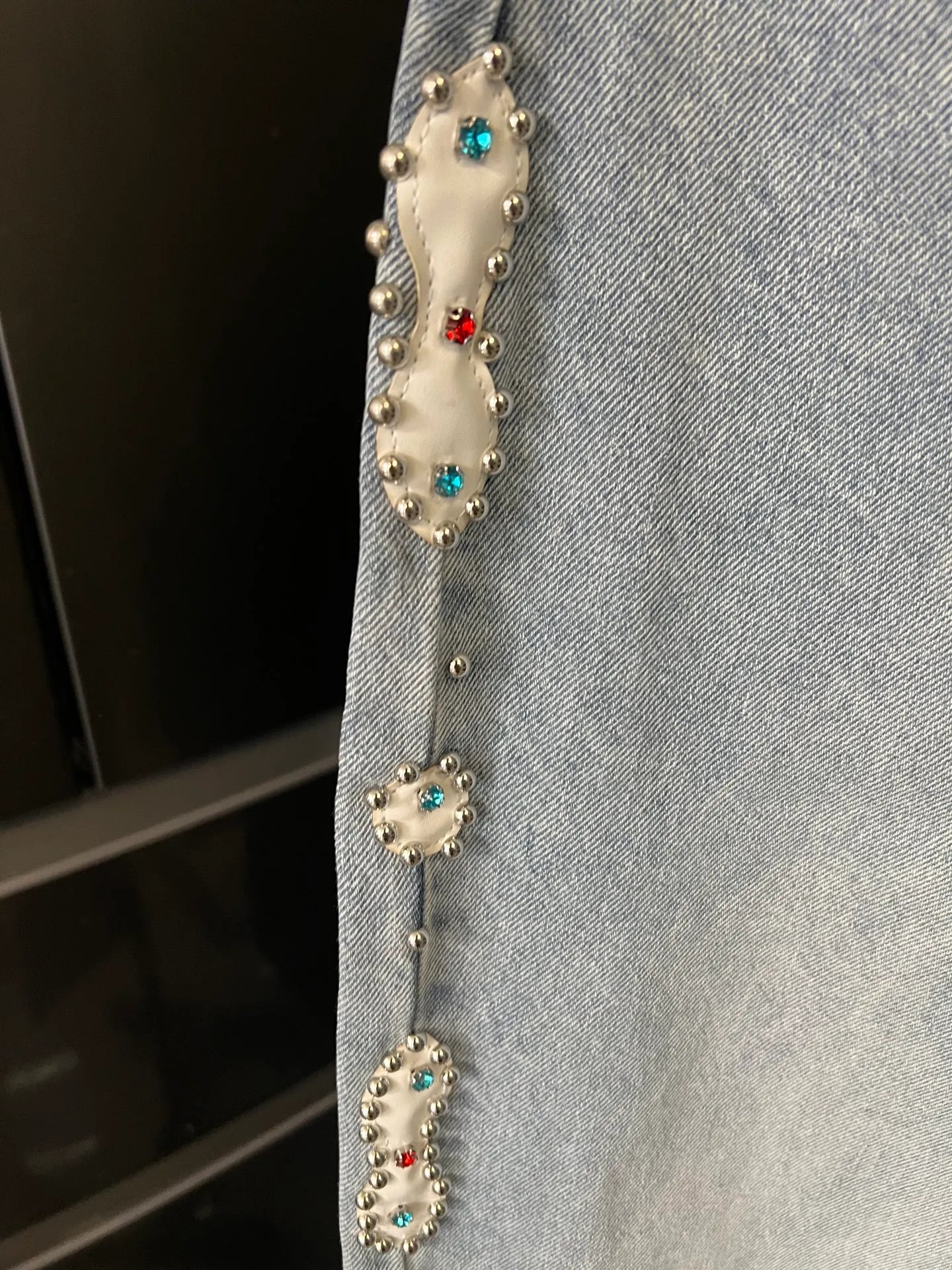 P230 [next day] AMIRI/Ami 25Ss high street jeans with side gemstones (blue). Light blue washed fabric + side gem embellishment, super recognizable! Loose straight fit, comfortable and fashionable, perfect for daily wear or street style. High-quality denim, wear-resistant and durable, and gemstone decoration enhances texture and visual impact. Pair it with a simple top and you can easily get a trendy look! Size: 28 30 32 34 (corresponds to s-xl) Detailed sizes can be found in Figure 9