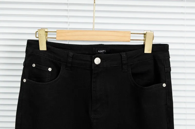 P240 Style No.: [B867] Heavy-duty AMIRI MX1 zippered high street jeans, slim fit, stretchy washed knife-cut trousers, FOG high street men's trendy AMIRI black patchwork jeans Color: black Size: 28-30-32-34-36 (s-xxl) amiri is transliterated as Emil, which is the name of the founder. Mike Amiri, the founder of amiri, grew up in Los Angeles, USA, and was influenced by local street culture and Punk Rock since he was a child. Due to his influence, he founded the amiri brand named after himself. A variety of trendy clothing meets the needs of different fashion players. Amiri clothing has novel and unique styles and is a well-known street brand in the United States. The styles and styles of many clothes are loved by many street photographers. The various clothing styles meet the dressing needs of different people, show their unique temperament, and show the trend of dressing. amiri's jeans are relatively famous. Not only do they have many styles, but the quality of the jeans is also very good. Many celebrities have also worn amiri brand jeans.  The jeans of the amiri brand break through the production process and cutting of the original jeans. The fabrics are relatively soft and comfortable, and are not as hard as some jeans, which can irritate the skin and cause the skin to bleed when worn. Los Angeles trendy brand Amiri's jeans are made with great detail from tailoring to texture, adding wrinkles, bullet holes, damage and other details to add to the trendiness of the jeans. You can choose the style that suits you according to your own needs. Only when you wear a suitable style can you have a certain sense of fashion.  In recent years, high street has become a word that appears more and more frequently in men's clothing, and high street style has become an important direction for everyone's matching. High street-related items basically cannot avoid oversize or drop-shoulder tops, and the lower body is matched with trackpants or tight-fitting saboteurs. Among them, in my opinion, the most representative one may be saboteur. What I bring to you today is the MX1 zipper worn by many Internet celebrities in Xiaohongshu. It is operated by Ningbo washing factory. Front and back. The trouser legs have a beautiful fading color. Full of high-end feel. Knee part damage design with leather patchwork design. Already used as facade design. Leather waist nameplate. Customized crotch placket hardware. Engraving molding. The focus of this style is not on washing, but on the shape and version of the damage. The secret lies in the craftsmanship of the master. Later, the cost of fraying, horse cutting, knife cutting, etc. These hand-made products are far beyond comparison with assembly line products.