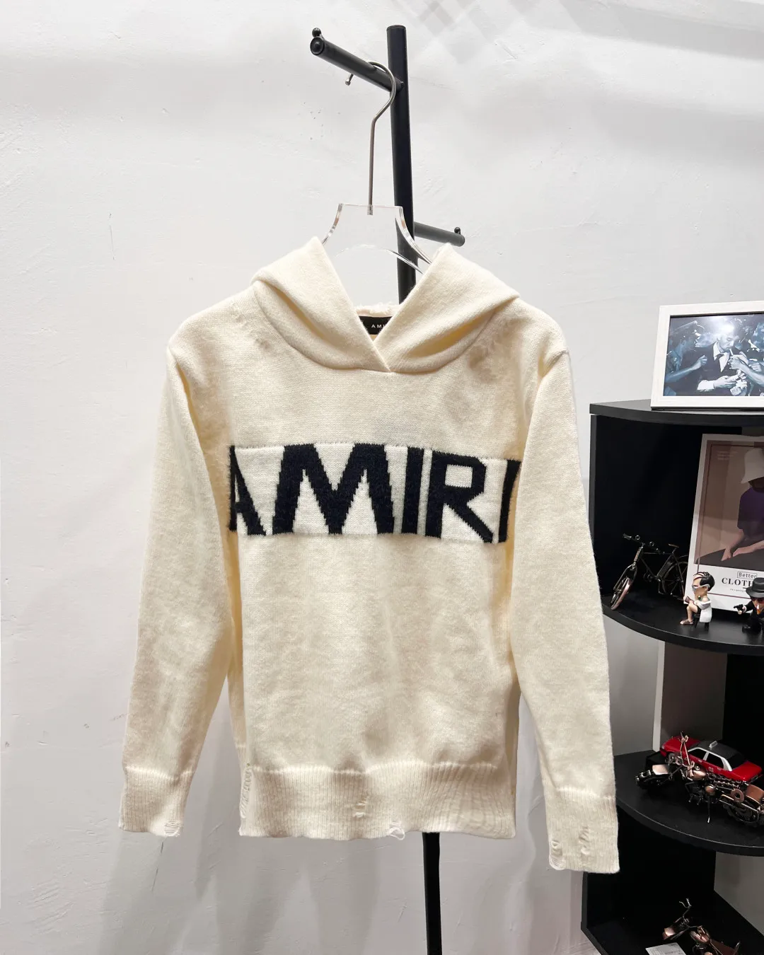 P190 AMIRI distressed distressed knitted hooded long-sleeved sweater. Counter-dyed wool blended cotton yarn. High gram weight, high density and ultra-high quality. The wool is soft, delicate and skin-friendly. It feels soft and silky. The hand feel is not ordinary. 💕 All high-weight cotton yarns are dyed and dyed to ensure no color difference. Four-hollow knitting method is used. It is tight and textured. It is durable and does not deform and is not prone to pilling. It has a soft and warm comfort. Wear it alone and it won’t tie you down. It’s absolutely stunning‼ ️Classic knitted clothing uses exquisite details and iconic brand symbols to reinterpret the charming charm. It injects low-key brand logo connotation into the entire design. It is simply amazing. All products are produced on imported looms. The details are clearly visible. The washing water is consistent with ZP. The upper body effect is great. No matter how you match it, it looks high-end and elegant. It has a high-end feel and is so versatile. Color: Off-white Size: S-XL