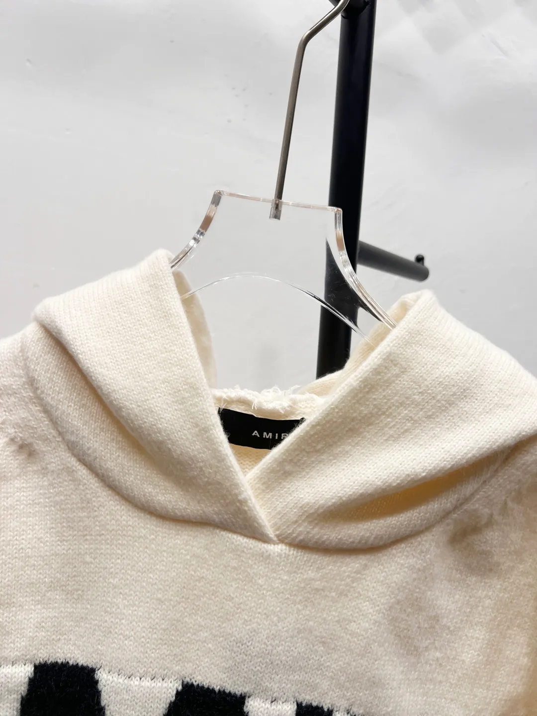 P190 AMIRI distressed distressed knitted hooded long-sleeved sweater. Counter-dyed wool blended cotton yarn. High gram weight, high density and ultra-high quality. The wool is soft, delicate and skin-friendly. It feels soft and silky. The hand feel is not ordinary. 💕 All high-weight cotton yarns are dyed and dyed to ensure no color difference. Four-hollow knitting method is used. It is tight and textured. It is durable and does not deform and is not prone to pilling. It has a soft and warm comfort. Wear it alone and it won’t tie you down. It’s absolutely stunning‼ ️Classic knitted clothing uses exquisite details and iconic brand symbols to reinterpret the charming charm. It injects low-key brand logo connotation into the entire design. It is simply amazing. All products are produced on imported looms. The details are clearly visible. The washing water is consistent with ZP. The upper body effect is great. No matter how you match it, it looks high-end and elegant. It has a high-end feel and is so versatile. Color: Off-white Size: S-XL
