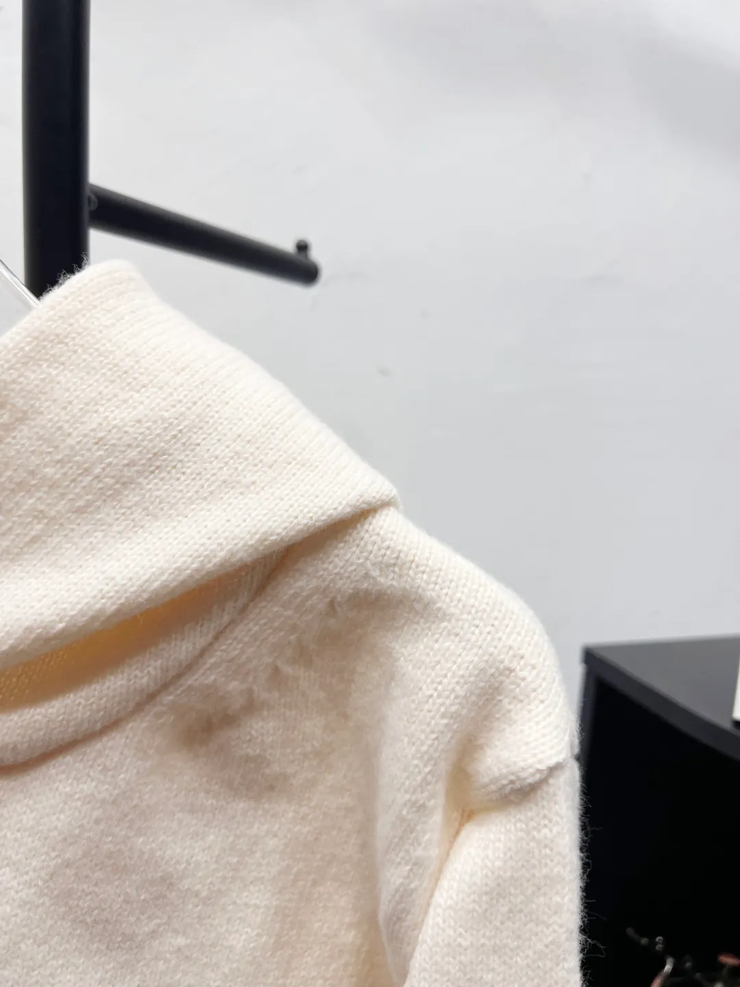P190 AMIRI distressed distressed knitted hooded long-sleeved sweater. Counter-dyed wool blended cotton yarn. High gram weight, high density and ultra-high quality. The wool is soft, delicate and skin-friendly. It feels soft and silky. The hand feel is not ordinary. 💕 All high-weight cotton yarns are dyed and dyed to ensure no color difference. Four-hollow knitting method is used. It is tight and textured. It is durable and does not deform and is not prone to pilling. It has a soft and warm comfort. Wear it alone and it won’t tie you down. It’s absolutely stunning‼ ️Classic knitted clothing uses exquisite details and iconic brand symbols to reinterpret the charming charm. It injects low-key brand logo connotation into the entire design. It is simply amazing. All products are produced on imported looms. The details are clearly visible. The washing water is consistent with ZP. The upper body effect is great. No matter how you match it, it looks high-end and elegant. It has a high-end feel and is so versatile. Color: Off-white Size: S-XL
