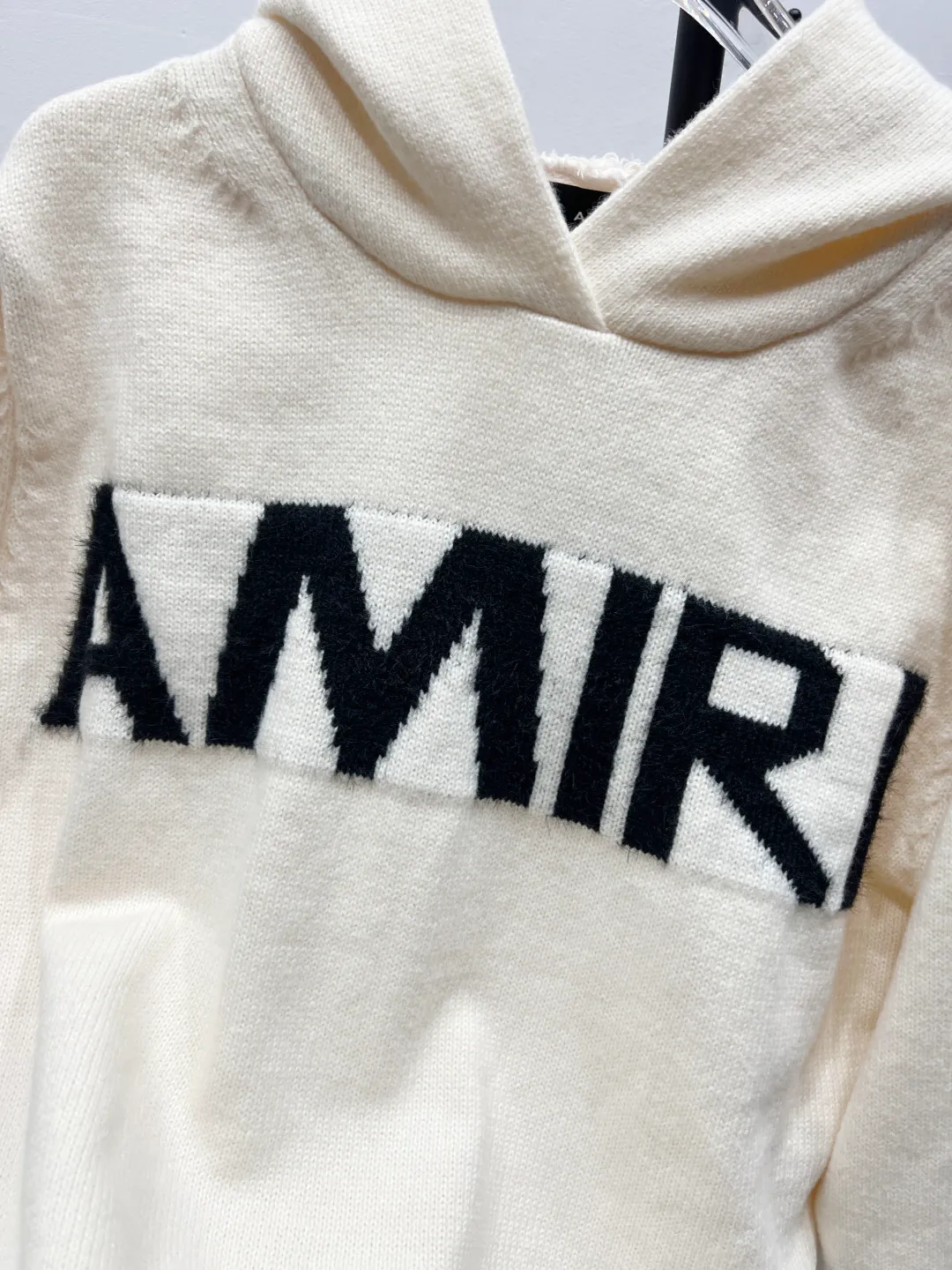 P190 AMIRI distressed distressed knitted hooded long-sleeved sweater. Counter-dyed wool blended cotton yarn. High gram weight, high density and ultra-high quality. The wool is soft, delicate and skin-friendly. It feels soft and silky. The hand feel is not ordinary. 💕 All high-weight cotton yarns are dyed and dyed to ensure no color difference. Four-hollow knitting method is used. It is tight and textured. It is durable and does not deform and is not prone to pilling. It has a soft and warm comfort. Wear it alone and it won’t tie you down. It’s absolutely stunning‼ ️Classic knitted clothing uses exquisite details and iconic brand symbols to reinterpret the charming charm. It injects low-key brand logo connotation into the entire design. It is simply amazing. All products are produced on imported looms. The details are clearly visible. The washing water is consistent with ZP. The upper body effect is great. No matter how you match it, it looks high-end and elegant. It has a high-end feel and is so versatile. Color: Off-white Size: S-XL