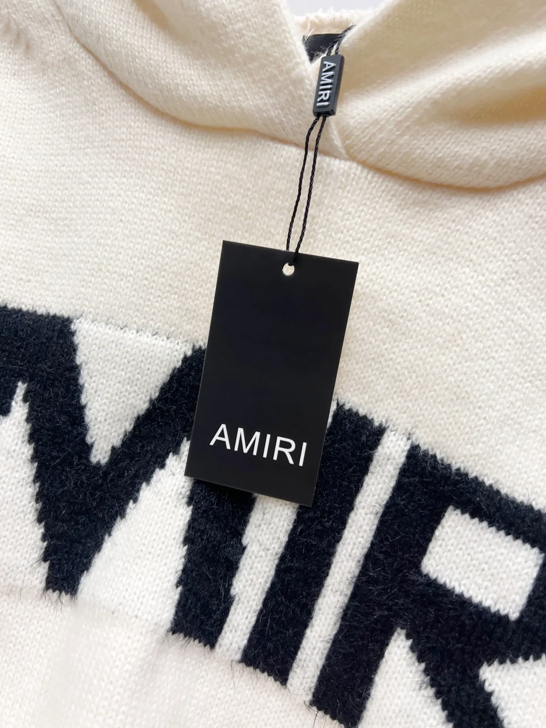 P190 AMIRI distressed distressed knitted hooded long-sleeved sweater. Counter-dyed wool blended cotton yarn. High gram weight, high density and ultra-high quality. The wool is soft, delicate and skin-friendly. It feels soft and silky. The hand feel is not ordinary. 💕 All high-weight cotton yarns are dyed and dyed to ensure no color difference. Four-hollow knitting method is used. It is tight and textured. It is durable and does not deform and is not prone to pilling. It has a soft and warm comfort. Wear it alone and it won’t tie you down. It’s absolutely stunning‼ ️Classic knitted clothing uses exquisite details and iconic brand symbols to reinterpret the charming charm. It injects low-key brand logo connotation into the entire design. It is simply amazing. All products are produced on imported looms. The details are clearly visible. The washing water is consistent with ZP. The upper body effect is great. No matter how you match it, it looks high-end and elegant. It has a high-end feel and is so versatile. Color: Off-white Size: S-XL