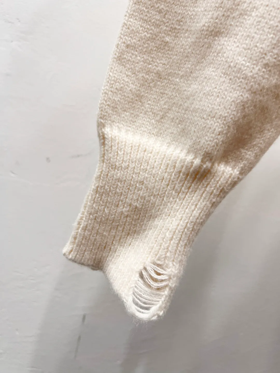P190 AMIRI distressed distressed knitted hooded long-sleeved sweater. Counter-dyed wool blended cotton yarn. High gram weight, high density and ultra-high quality. The wool is soft, delicate and skin-friendly. It feels soft and silky. The hand feel is not ordinary. 💕 All high-weight cotton yarns are dyed and dyed to ensure no color difference. Four-hollow knitting method is used. It is tight and textured. It is durable and does not deform and is not prone to pilling. It has a soft and warm comfort. Wear it alone and it won’t tie you down. It’s absolutely stunning‼ ️Classic knitted clothing uses exquisite details and iconic brand symbols to reinterpret the charming charm. It injects low-key brand logo connotation into the entire design. It is simply amazing. All products are produced on imported looms. The details are clearly visible. The washing water is consistent with ZP. The upper body effect is great. No matter how you match it, it looks high-end and elegant. It has a high-end feel and is so versatile. Color: Off-white Size: S-XL