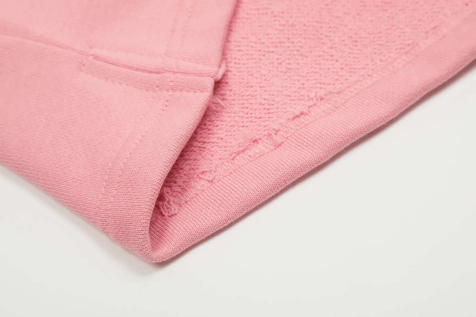 AMI/Amy Macaron Love Embroidery Classic Shorts Put aside all the messy words and let’s go directly to the product parameters: ✅480g high-gram weight customized rough feel fabric ✅Correct workmanship. Every detail is 100% restored to the official website. ✅The thread is made of 500g high-gram heavyweight pure cotton thread. Custom-woven and dyed in the same color in the same vat. There is no color difference with the fabric. Machine washable and washed, not easy to deform. ✅No comparison and no harm. Different from market currency. Correct workmanship details. High-quality pure cotton fabric ✅The webbing is made of custom-dyed high-density and high-thickness webbing. Comparing with the official website. ✅The only correct embroidery of the same material on the market. Differentiating the fakes on the market at a glance. ✅The version follows the official website. It is loose and slim and can be worn up to 210 pounds. There is no pressure for global shopping. Size: S-XL Color: Black Khaki Light Blue Rose Pink Light Green