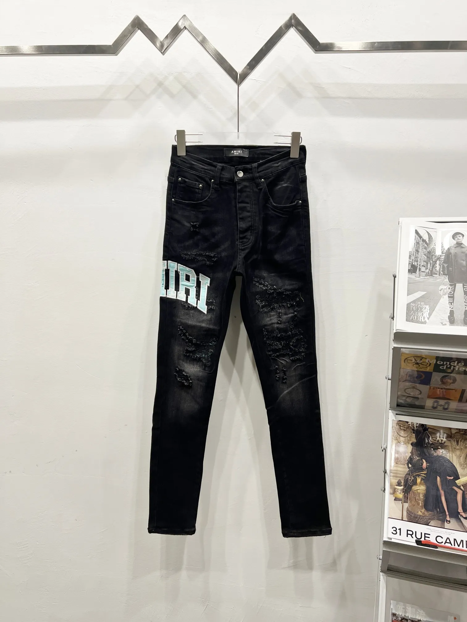 P250 Style number: (c049) AMIRI & AMIRI new jeans washed ripped leather denim trousers for men and women amiri is transliterated as Emil, which is the name of the founder. Mike Amiri, the founder of amiri, grew up in Los Angeles, USA. He was influenced by local street culture and Punk Rock since he was a child, so he founded the amiri brand named after himself. A variety of trendy clothing meets the needs of different fashion players. Amiri clothing has novel and unique styles and is a well-known street brand in the United States. The styles and styles of many clothes are loved by many street photographers. The various clothing styles meet the dressing needs of different people, show their unique temperament, and show the trend of dressing. Amiri's jeans are relatively famous. Not only do they have many styles, but the quality of the jeans is also very good. Many celebrities have also worn amiri brand jeans. Original goods, washed casual jeans, imported original washed stretch fabric, comfortable and elastic, original hardware accessories decorated with logo, super correct version, extremely high grade, counter quality, fashionable and stylish upper body. Color: black Size: 28-30-32-34-36