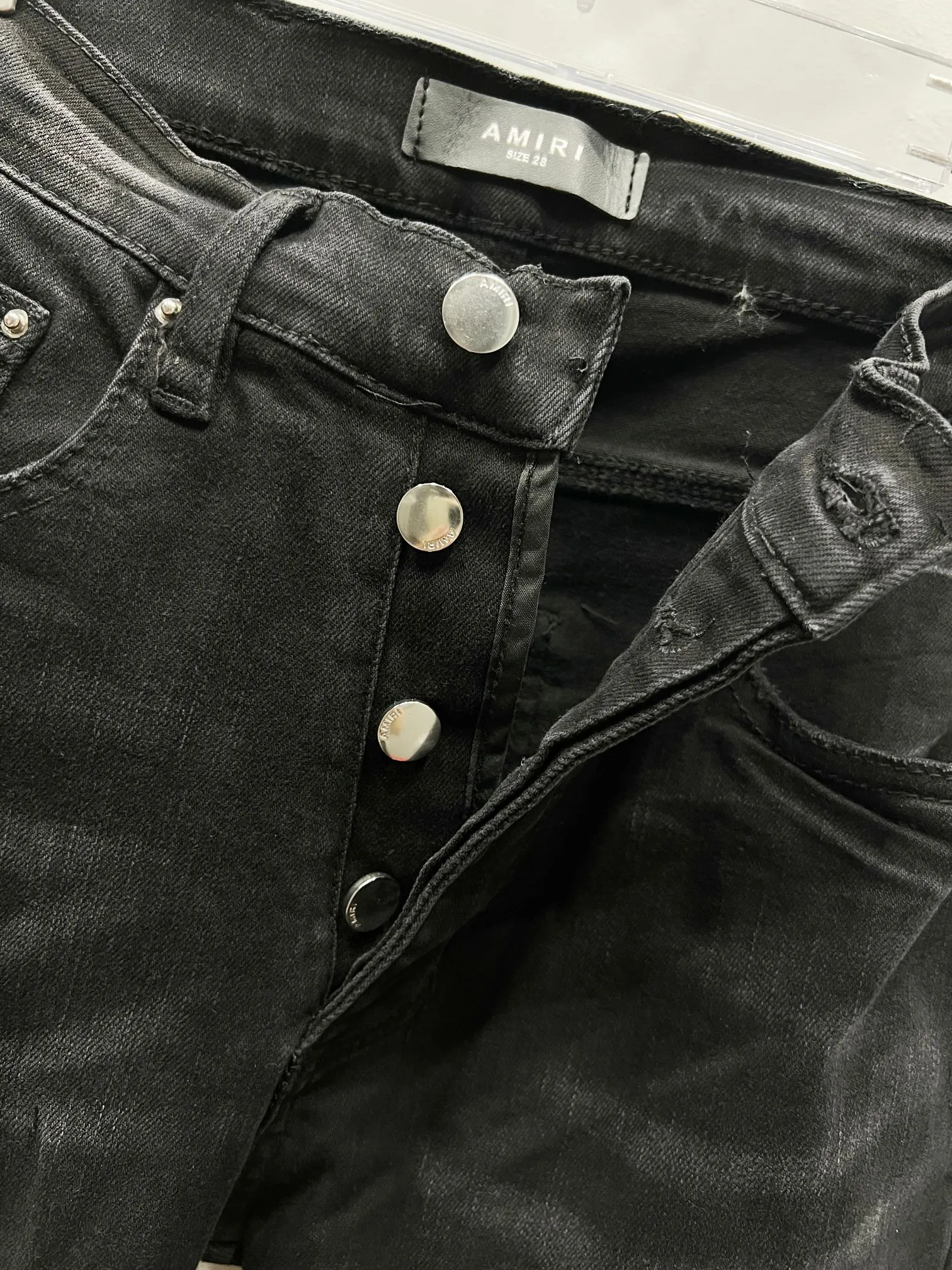 P250 Style number: (c049) AMIRI & AMIRI new jeans washed ripped leather denim trousers for men and women amiri is transliterated as Emil, which is the name of the founder. Mike Amiri, the founder of amiri, grew up in Los Angeles, USA. He was influenced by local street culture and Punk Rock since he was a child, so he founded the amiri brand named after himself. A variety of trendy clothing meets the needs of different fashion players. Amiri clothing has novel and unique styles and is a well-known street brand in the United States. The styles and styles of many clothes are loved by many street photographers. The various clothing styles meet the dressing needs of different people, show their unique temperament, and show the trend of dressing. Amiri's jeans are relatively famous. Not only do they have many styles, but the quality of the jeans is also very good. Many celebrities have also worn amiri brand jeans. Original goods, washed casual jeans, imported original washed stretch fabric, comfortable and elastic, original hardware accessories decorated with logo, super correct version, extremely high grade, counter quality, fashionable and stylish upper body. Color: black Size: 28-30-32-34-36