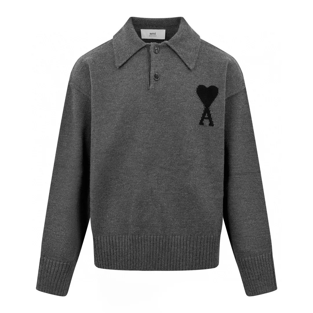 🅿️480 [Exclusive supply] Ami love jacquard woolen Polo shirt (gray). The original purchase was 4,700 and developed. The fabric is made of custom-woven luxurious Merino wool. It is soft and delicate. It is comfortable and close to the skin. It is made of high-grade gray ink. It is calm and restrained. A contrasting love heart jumps on the chest. It quietly exudes its own charming halo. The design of the Polo collar is highly recognizable for the brand. It is neat and capable. The perfect blend of French laziness and modern fashion. It is the ultimate simplification of color. It also conveys the love and persistence of life. Meet the king of extreme simplicity, which is well-deserved and versatile. It is made of jacquard tissue imported from Germany. Precisely control the arrangement and interweaving of yarns. Carefully interweave on the loom. Ami love jacquard art pattern inlay. The fabric is more vivid and three-dimensional, and the ready-to-wear washing water is softened and deodorized through professional washing equipment and specific detergents. Deep cleans and deodorizes clothes to improve their feel and appearance. Size:S-M-L-XL