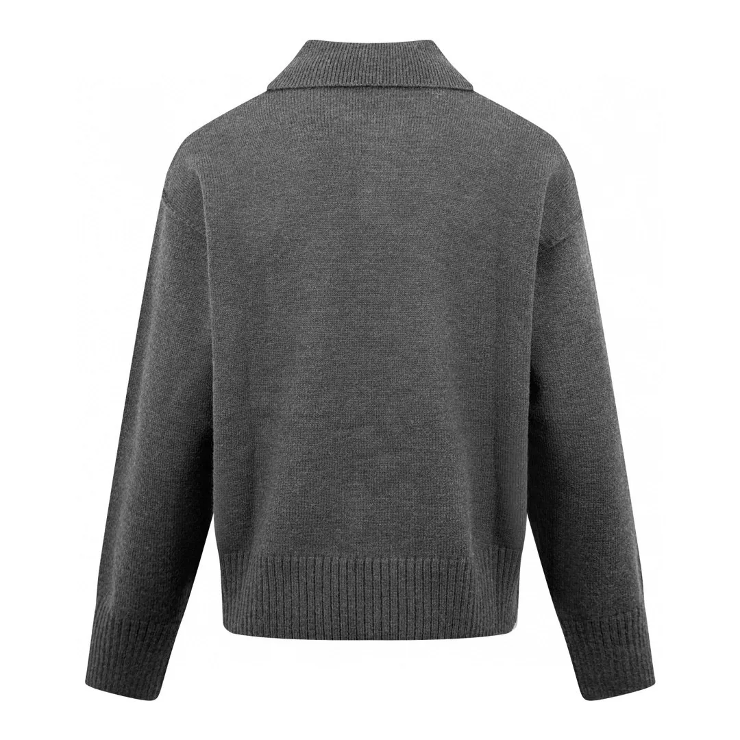 🅿️480 [Exclusive supply] Ami love jacquard woolen Polo shirt (gray). The original purchase was 4,700 and developed. The fabric is made of custom-woven luxurious Merino wool. It is soft and delicate. It is comfortable and close to the skin. It is made of high-grade gray ink. It is calm and restrained. A contrasting love heart jumps on the chest. It quietly exudes its own charming halo. The design of the Polo collar is highly recognizable for the brand. It is neat and capable. The perfect blend of French laziness and modern fashion. It is the ultimate simplification of color. It also conveys the love and persistence of life. Meet the king of extreme simplicity, which is well-deserved and versatile. It is made of jacquard tissue imported from Germany. Precisely control the arrangement and interweaving of yarns. Carefully interweave on the loom. Ami love jacquard art pattern inlay. The fabric is more vivid and three-dimensional, and the ready-to-wear washing water is softened and deodorized through professional washing equipment and specific detergents. Deep cleans and deodorizes clothes to improve their feel and appearance. Size:S-M-L-XL