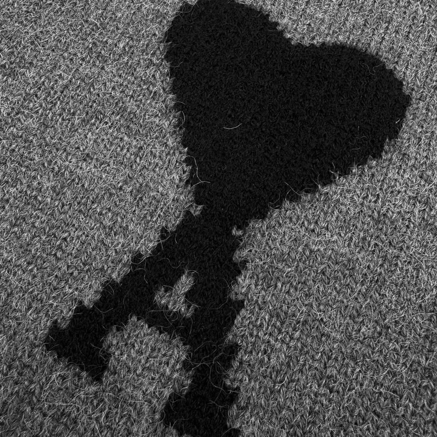 🅿️480 [Exclusive supply] Ami love jacquard woolen Polo shirt (gray). The original purchase was 4,700 and developed. The fabric is made of custom-woven luxurious Merino wool. It is soft and delicate. It is comfortable and close to the skin. It is made of high-grade gray ink. It is calm and restrained. A contrasting love heart jumps on the chest. It quietly exudes its own charming halo. The design of the Polo collar is highly recognizable for the brand. It is neat and capable. The perfect blend of French laziness and modern fashion. It is the ultimate simplification of color. It also conveys the love and persistence of life. Meet the king of extreme simplicity, which is well-deserved and versatile. It is made of jacquard tissue imported from Germany. Precisely control the arrangement and interweaving of yarns. Carefully interweave on the loom. Ami love jacquard art pattern inlay. The fabric is more vivid and three-dimensional, and the ready-to-wear washing water is softened and deodorized through professional washing equipment and specific detergents. Deep cleans and deodorizes clothes to improve their feel and appearance. Size:S-M-L-XL