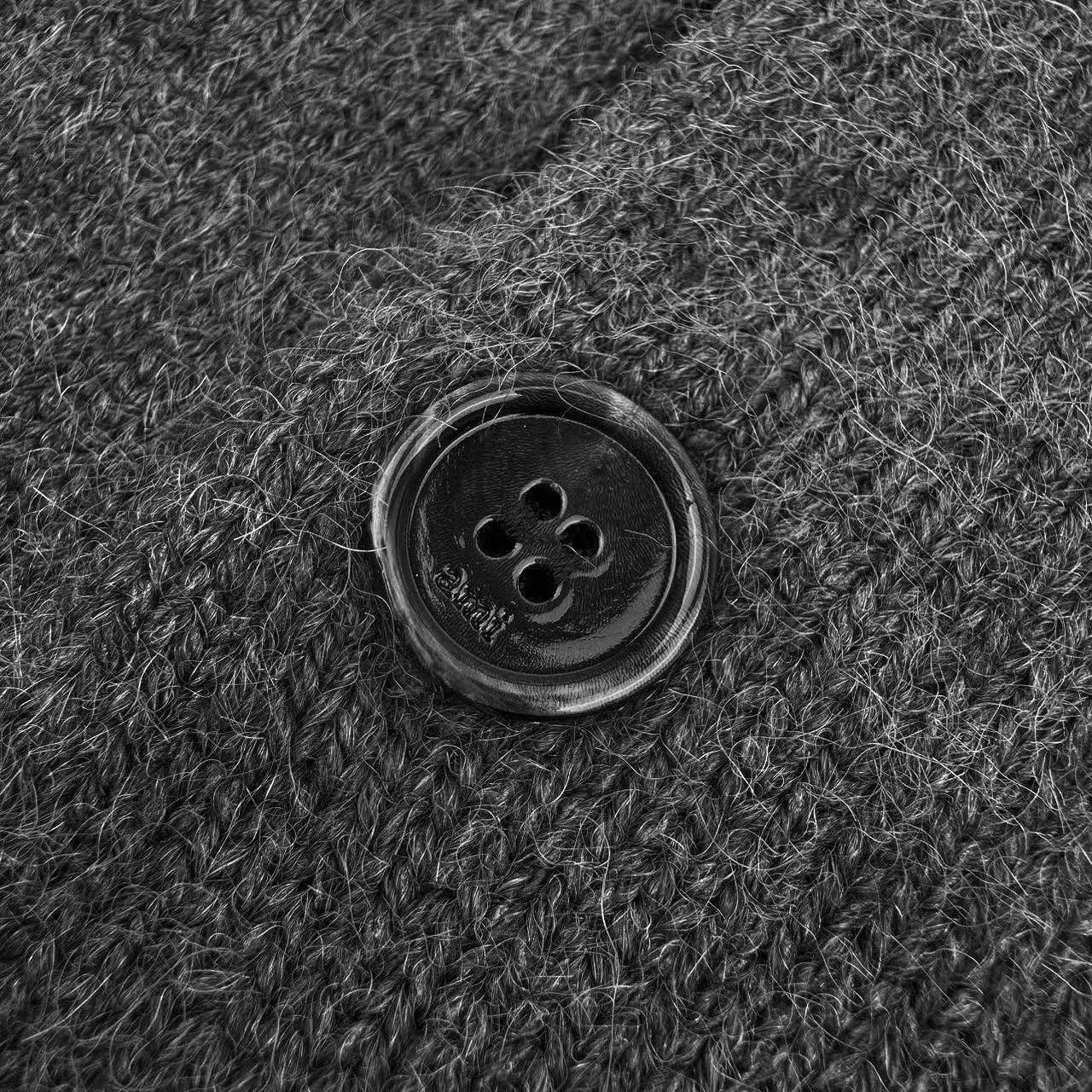 🅿️480 [Exclusive supply] Ami love jacquard woolen Polo shirt (gray). The original purchase was 4,700 and developed. The fabric is made of custom-woven luxurious Merino wool. It is soft and delicate. It is comfortable and close to the skin. It is made of high-grade gray ink. It is calm and restrained. A contrasting love heart jumps on the chest. It quietly exudes its own charming halo. The design of the Polo collar is highly recognizable for the brand. It is neat and capable. The perfect blend of French laziness and modern fashion. It is the ultimate simplification of color. It also conveys the love and persistence of life. Meet the king of extreme simplicity, which is well-deserved and versatile. It is made of jacquard tissue imported from Germany. Precisely control the arrangement and interweaving of yarns. Carefully interweave on the loom. Ami love jacquard art pattern inlay. The fabric is more vivid and three-dimensional, and the ready-to-wear washing water is softened and deodorized through professional washing equipment and specific detergents. Deep cleans and deodorizes clothes to improve their feel and appearance. Size:S-M-L-XL