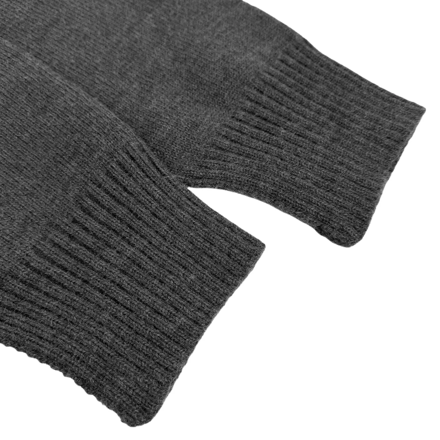 🅿️480 [Exclusive supply] Ami love jacquard woolen Polo shirt (gray). The original purchase was 4,700 and developed. The fabric is made of custom-woven luxurious Merino wool. It is soft and delicate. It is comfortable and close to the skin. It is made of high-grade gray ink. It is calm and restrained. A contrasting love heart jumps on the chest. It quietly exudes its own charming halo. The design of the Polo collar is highly recognizable for the brand. It is neat and capable. The perfect blend of French laziness and modern fashion. It is the ultimate simplification of color. It also conveys the love and persistence of life. Meet the king of extreme simplicity, which is well-deserved and versatile. It is made of jacquard tissue imported from Germany. Precisely control the arrangement and interweaving of yarns. Carefully interweave on the loom. Ami love jacquard art pattern inlay. The fabric is more vivid and three-dimensional, and the ready-to-wear washing water is softened and deodorized through professional washing equipment and specific detergents. Deep cleans and deodorizes clothes to improve their feel and appearance. Size:S-M-L-XL