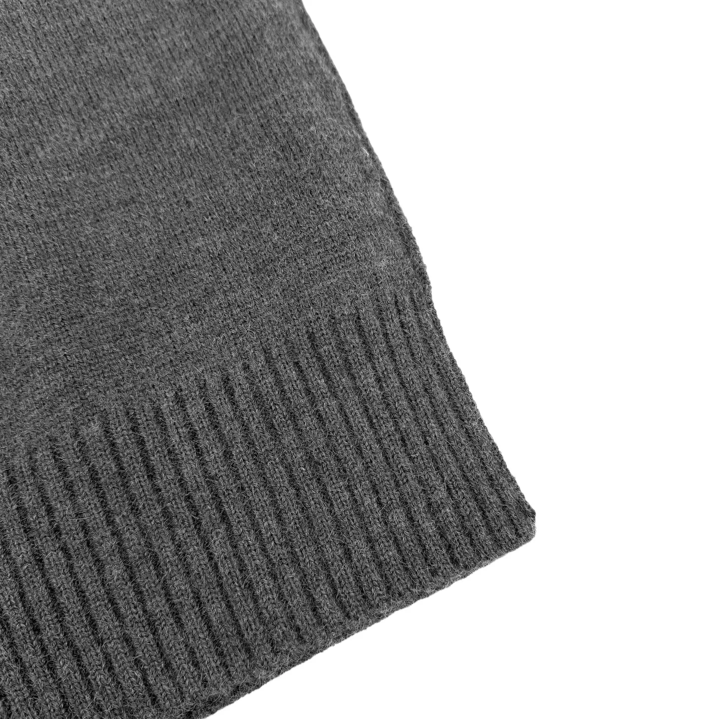 🅿️480 [Exclusive supply] Ami love jacquard woolen Polo shirt (gray). The original purchase was 4,700 and developed. The fabric is made of custom-woven luxurious Merino wool. It is soft and delicate. It is comfortable and close to the skin. It is made of high-grade gray ink. It is calm and restrained. A contrasting love heart jumps on the chest. It quietly exudes its own charming halo. The design of the Polo collar is highly recognizable for the brand. It is neat and capable. The perfect blend of French laziness and modern fashion. It is the ultimate simplification of color. It also conveys the love and persistence of life. Meet the king of extreme simplicity, which is well-deserved and versatile. It is made of jacquard tissue imported from Germany. Precisely control the arrangement and interweaving of yarns. Carefully interweave on the loom. Ami love jacquard art pattern inlay. The fabric is more vivid and three-dimensional, and the ready-to-wear washing water is softened and deodorized through professional washing equipment and specific detergents. Deep cleans and deodorizes clothes to improve their feel and appearance. Size:S-M-L-XL