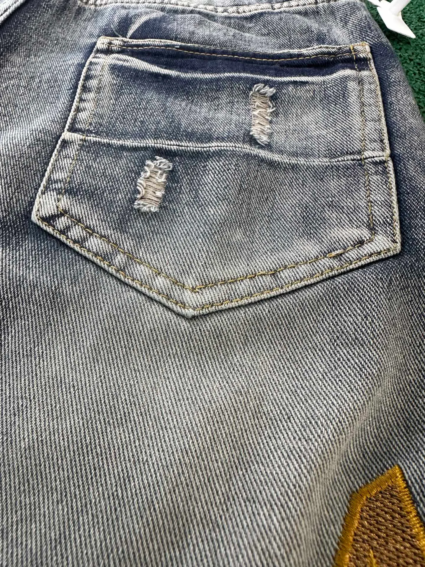 #M92 P168💰 AMIRI patch embroidery jeans trousers AMIRI high street basic ripped tight elastic jeans trousers amiri brand jeans break the production process and cutting of the original jeans, the fabrics are softer and more comfortable Hand-sewn collar label Customized logo buttons Genuine leather tag Color: Picture color Size: 30-32-34-36