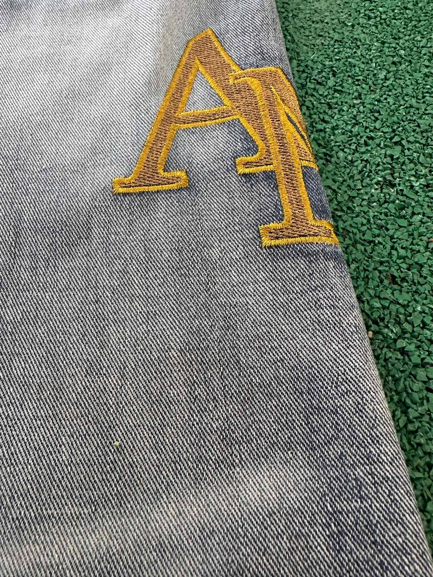 #M92 P168💰 AMIRI patch embroidery jeans trousers AMIRI high street basic ripped tight elastic jeans trousers amiri brand jeans break the production process and cutting of the original jeans, the fabrics are softer and more comfortable Hand-sewn collar label Customized logo buttons Genuine leather tag Color: Picture color Size: 30-32-34-36