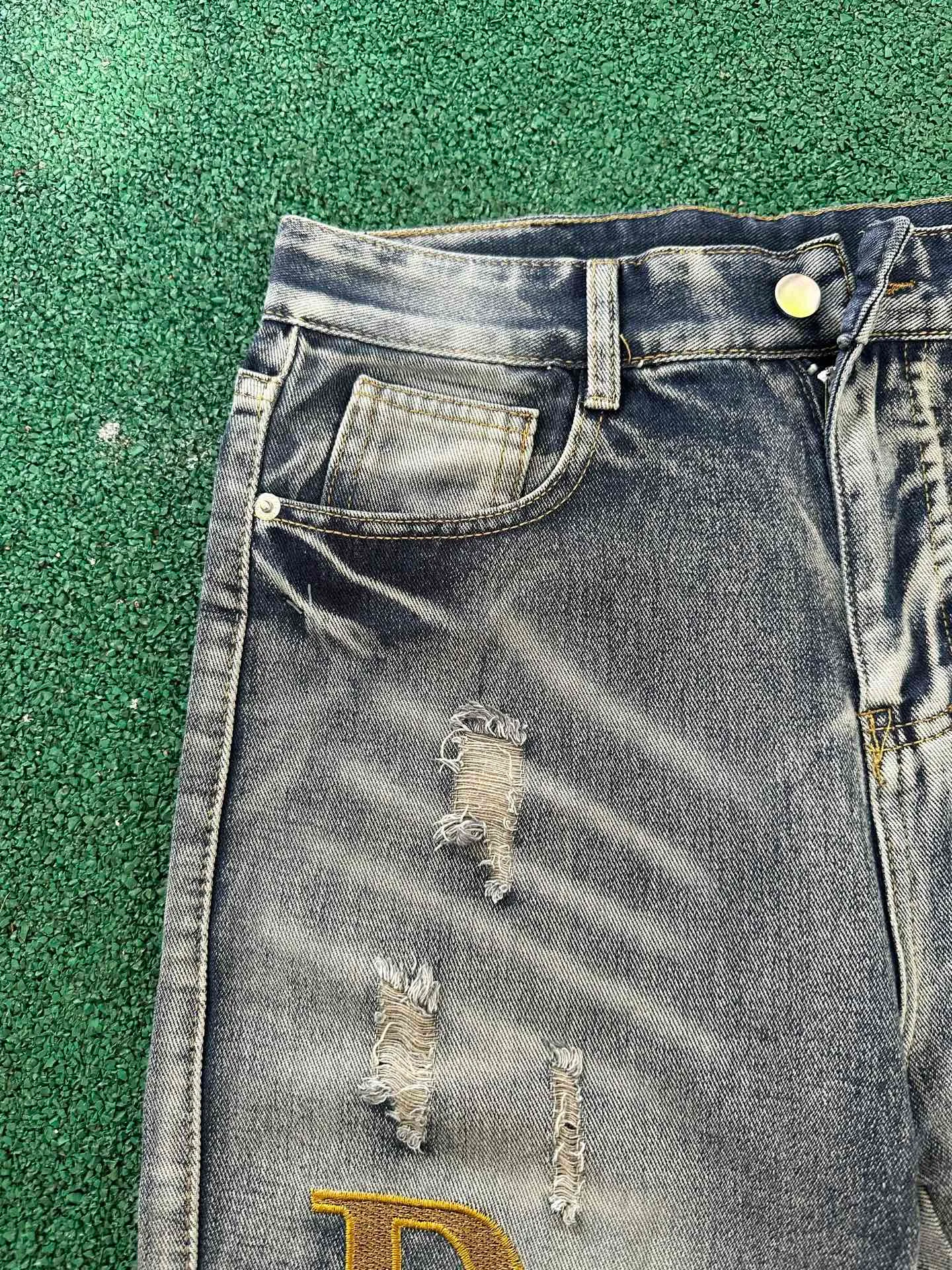 #M92 P168💰 AMIRI patch embroidery jeans trousers AMIRI high street basic ripped tight elastic jeans trousers amiri brand jeans break the production process and cutting of the original jeans, the fabrics are softer and more comfortable Hand-sewn collar label Customized logo buttons Genuine leather tag Color: Picture color Size: 30-32-34-36