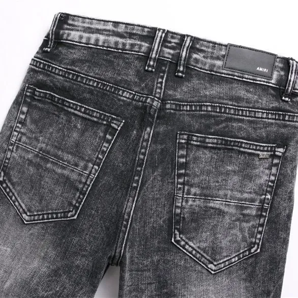 #M83 P168💰 AMIRI patch embroidery jeans trousers AMIRI high street basic ripped tight elastic jeans trousers amiri brand jeans break the production process and cutting of the original jeans, the fabrics are softer and more comfortable Hand-sewn collar label Customized logo buttons Genuine leather tag Color: Picture color Size: 30-32-34-36