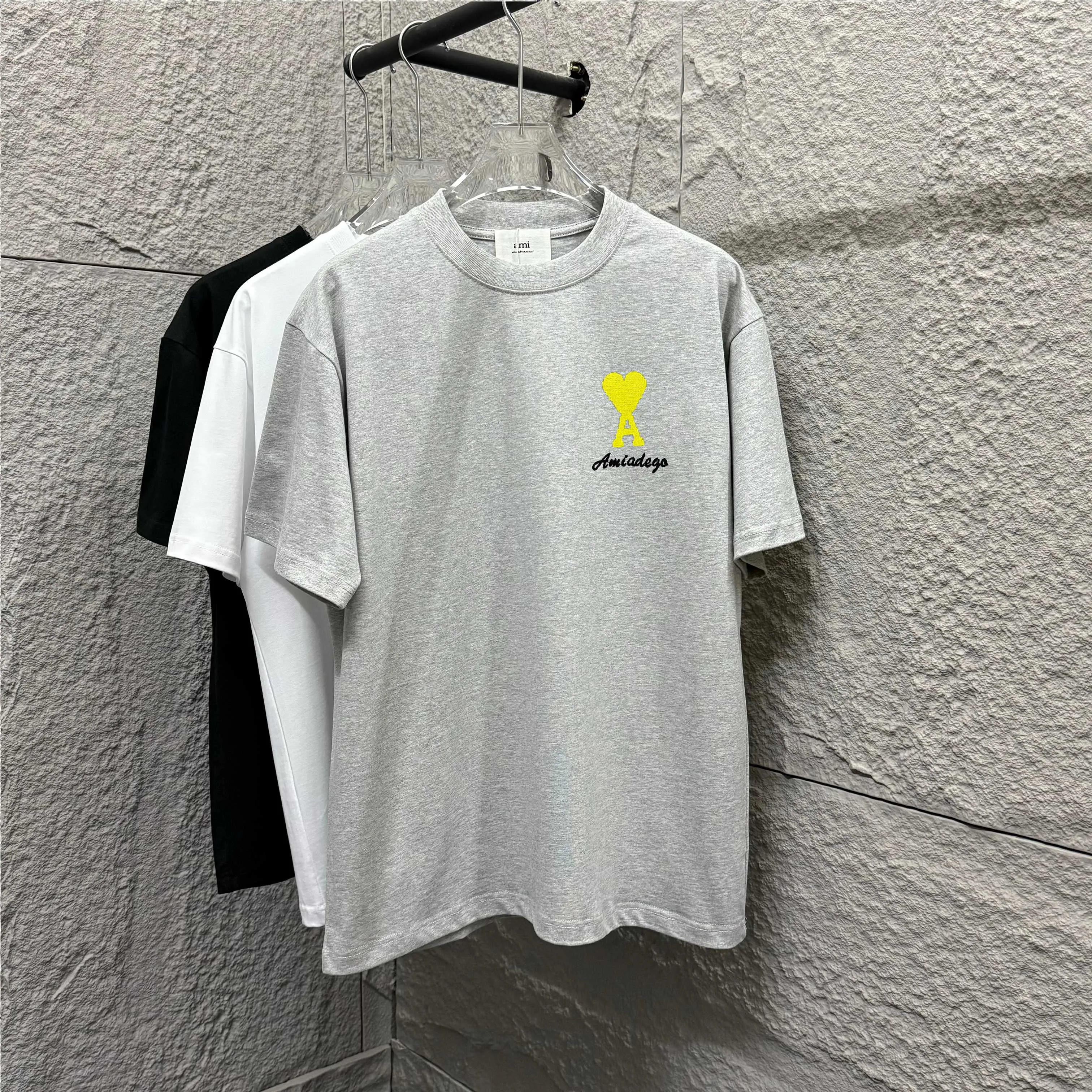 🅿️180 Ami* 2025 spring and summer new style Embroidered yellow love letters Customized double yarn plain cotton fabric Short-sleeved T-shirt Unisex Color: Black White Floral Gray Angora Red Size: S (90-130 catties) M (120-150 catties) L (140-165 catties) XL (160-180 catties) XXL (180-210 pounds)