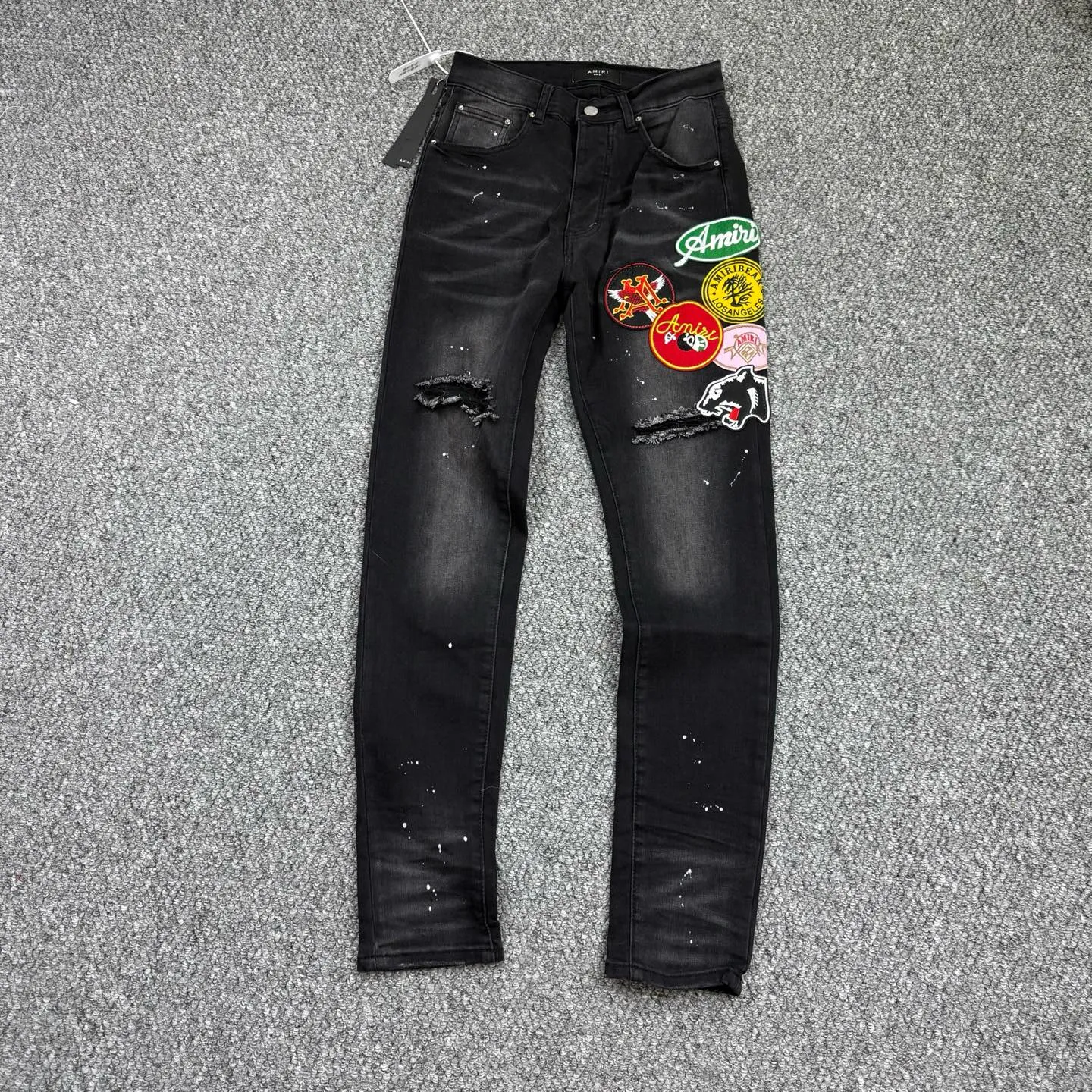 P240 Style No.: H871 AMIRI & AMIRI New jeans with embroidered logo, washed holes pattern, denim shorts, stretch denim trousers, same style for men and women. Accessories: complete accessories, all in original packaging, two hang tags to distinguish the low-end version. The hardware is standard to the authentic original version with logo aluminum alloy buckle, and every detail is consistent with any version on the market. Fabric: Genuine pattern-making and standard genuine custom-made imported fabrics use unique washing and dyeing methods, and are individually hand-finished - Hand-painted ripped micro-elastic jeans Color: black Size: 28 30 32 34 36
