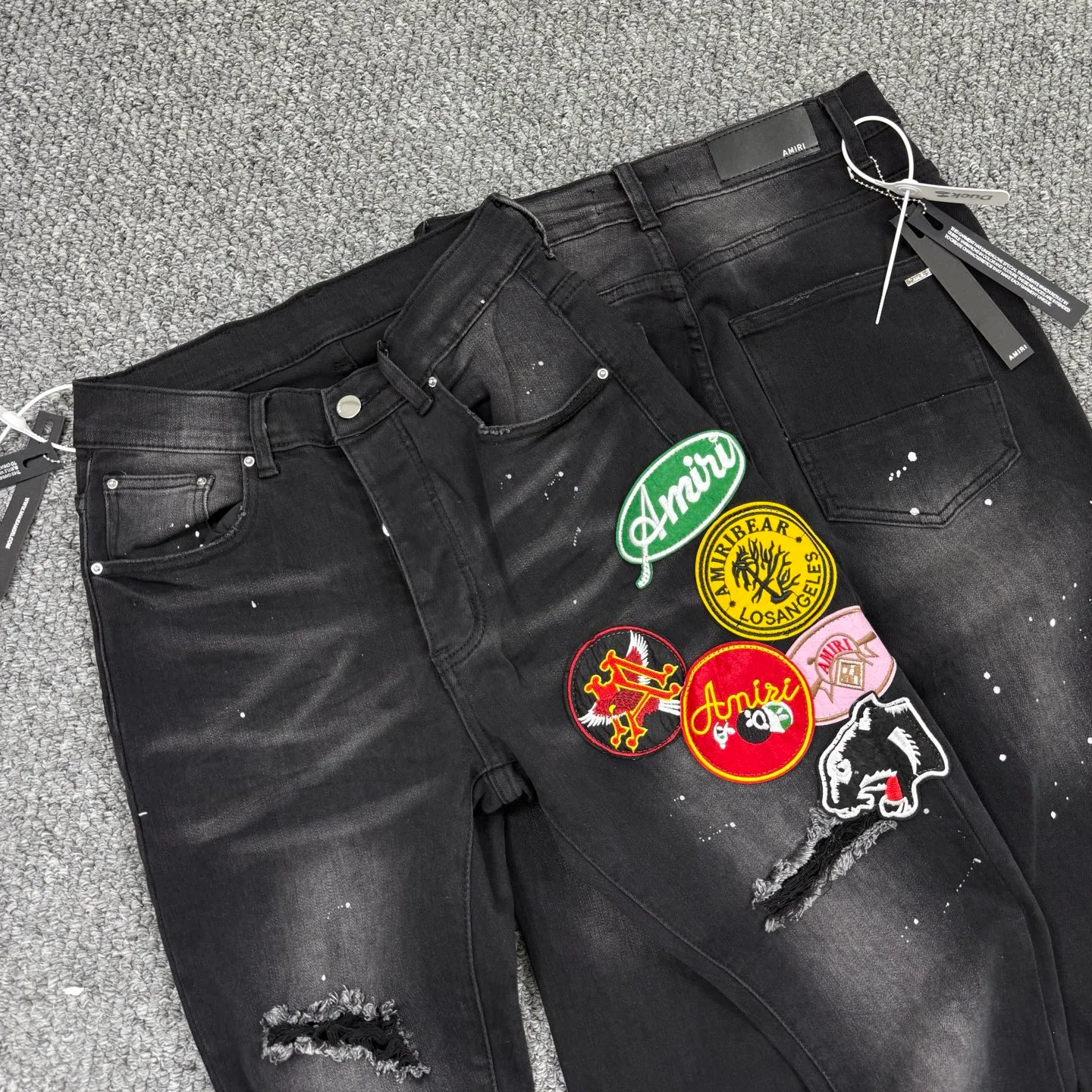 P240 Style No.: H871 AMIRI & AMIRI New jeans with embroidered logo, washed holes pattern, denim shorts, stretch denim trousers, same style for men and women. Accessories: complete accessories, all in original packaging, two hang tags to distinguish the low-end version. The hardware is standard to the authentic original version with logo aluminum alloy buckle, and every detail is consistent with any version on the market. Fabric: Genuine pattern-making and standard genuine custom-made imported fabrics use unique washing and dyeing methods, and are individually hand-finished - Hand-painted ripped micro-elastic jeans Color: black Size: 28 30 32 34 36