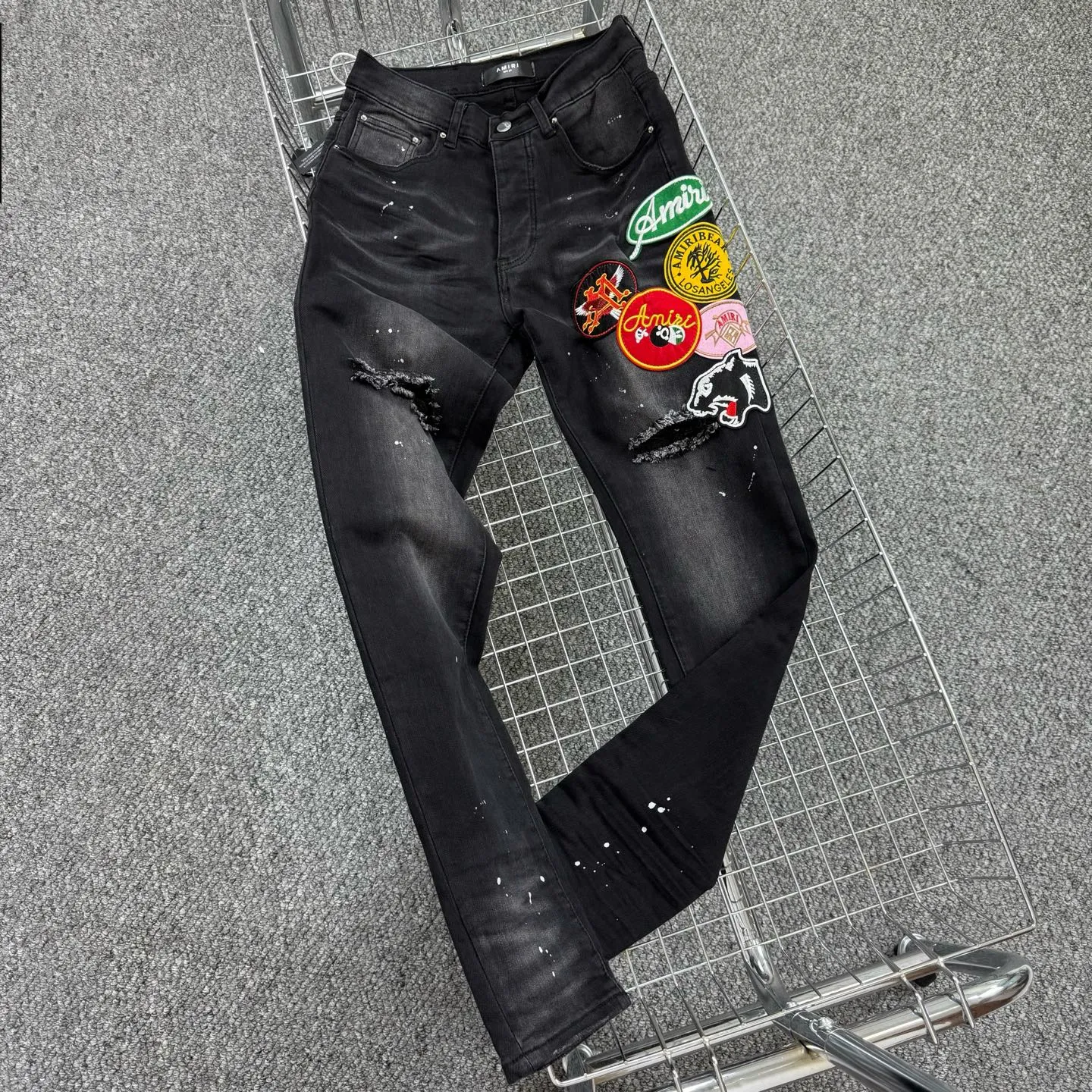 P240 Style No.: H871 AMIRI & AMIRI New jeans with embroidered logo, washed holes pattern, denim shorts, stretch denim trousers, same style for men and women. Accessories: complete accessories, all in original packaging, two hang tags to distinguish the low-end version. The hardware is standard to the authentic original version with logo aluminum alloy buckle, and every detail is consistent with any version on the market. Fabric: Genuine pattern-making and standard genuine custom-made imported fabrics use unique washing and dyeing methods, and are individually hand-finished - Hand-painted ripped micro-elastic jeans Color: black Size: 28 30 32 34 36