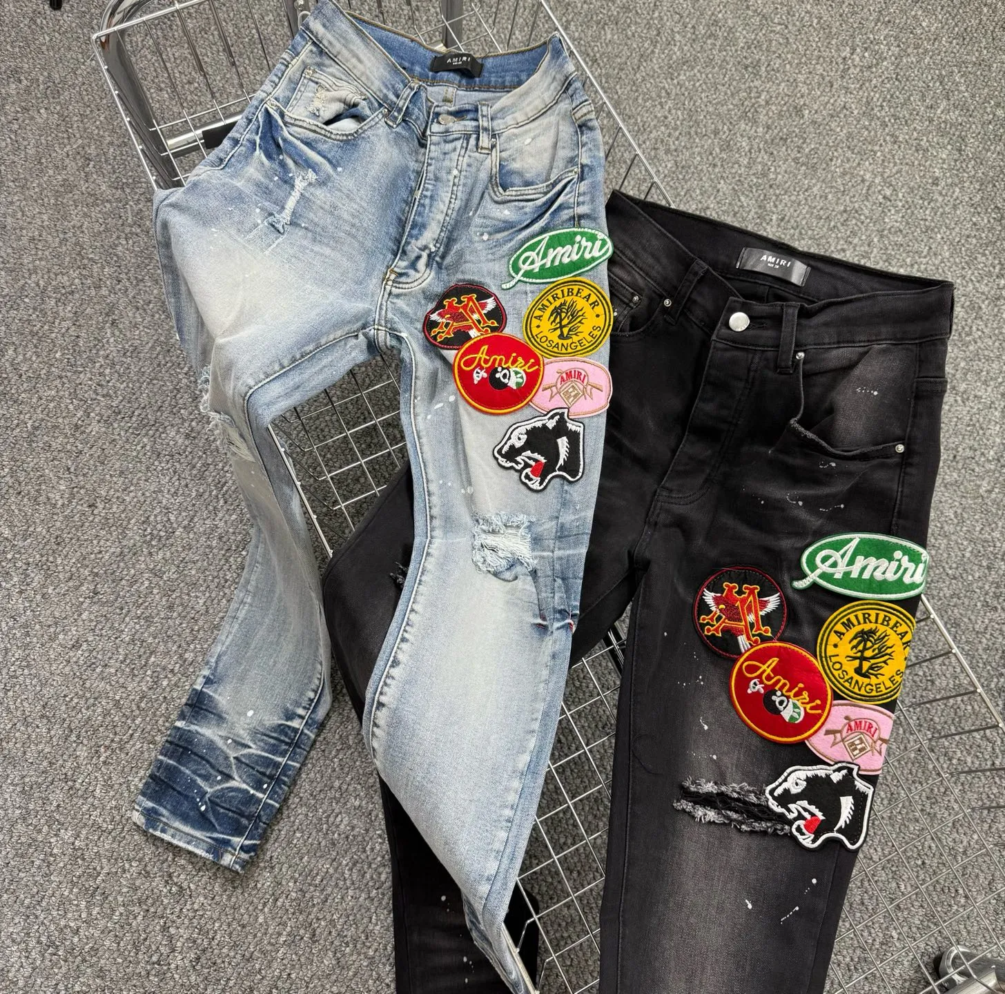 P240 Style No.: H871 AMIRI & AMIRI New jeans with embroidered logo, washed holes pattern, denim shorts, stretch denim trousers, same style for men and women. Accessories: complete accessories, all in original packaging, two hang tags to distinguish the low-end version. The hardware is standard to the authentic original version with logo aluminum alloy buckle, and every detail is consistent with any version on the market. Fabric: Genuine pattern-making and standard genuine custom-made imported fabrics use unique washing and dyeing methods, and are individually hand-finished - Hand-painted ripped micro-elastic jeans Color: black Size: 28 30 32 34 36