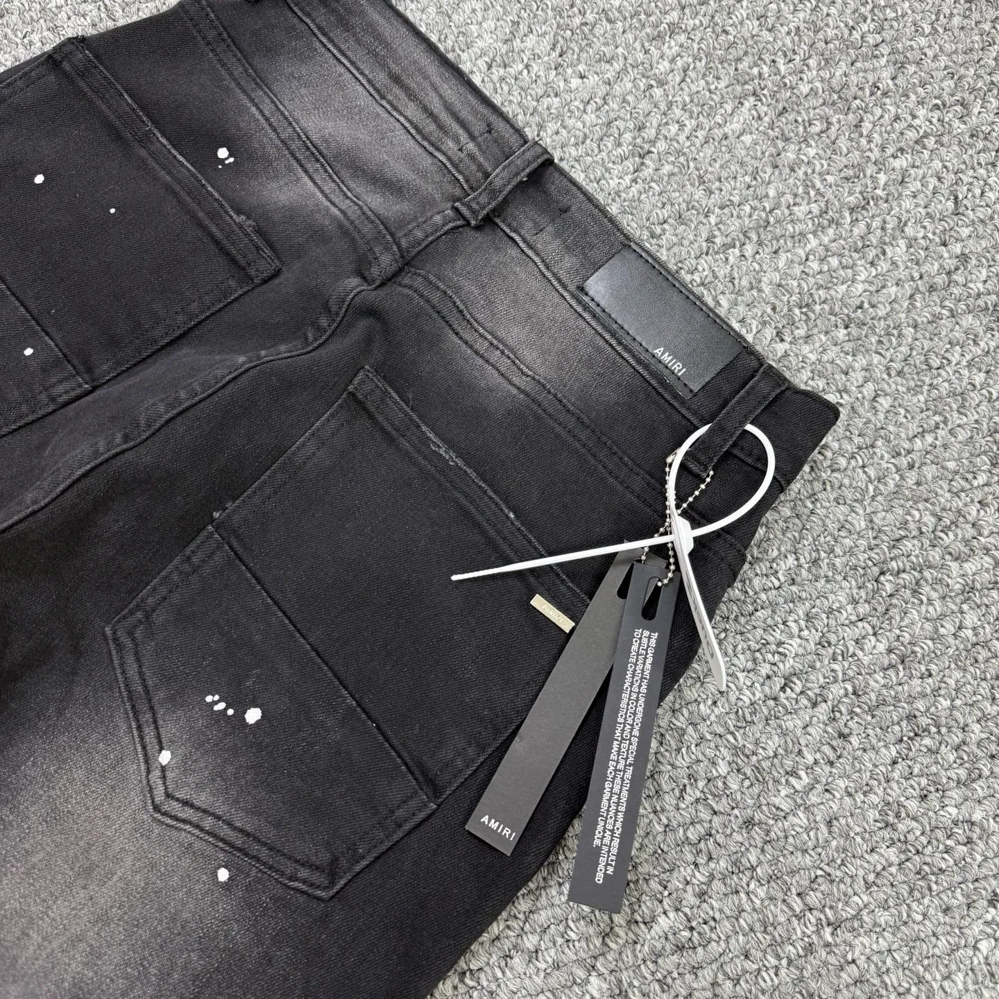 P240 Style No.: H871 AMIRI & AMIRI New jeans with embroidered logo, washed holes pattern, denim shorts, stretch denim trousers, same style for men and women. Accessories: complete accessories, all in original packaging, two hang tags to distinguish the low-end version. The hardware is standard to the authentic original version with logo aluminum alloy buckle, and every detail is consistent with any version on the market. Fabric: Genuine pattern-making and standard genuine custom-made imported fabrics use unique washing and dyeing methods, and are individually hand-finished - Hand-painted ripped micro-elastic jeans Color: black Size: 28 30 32 34 36