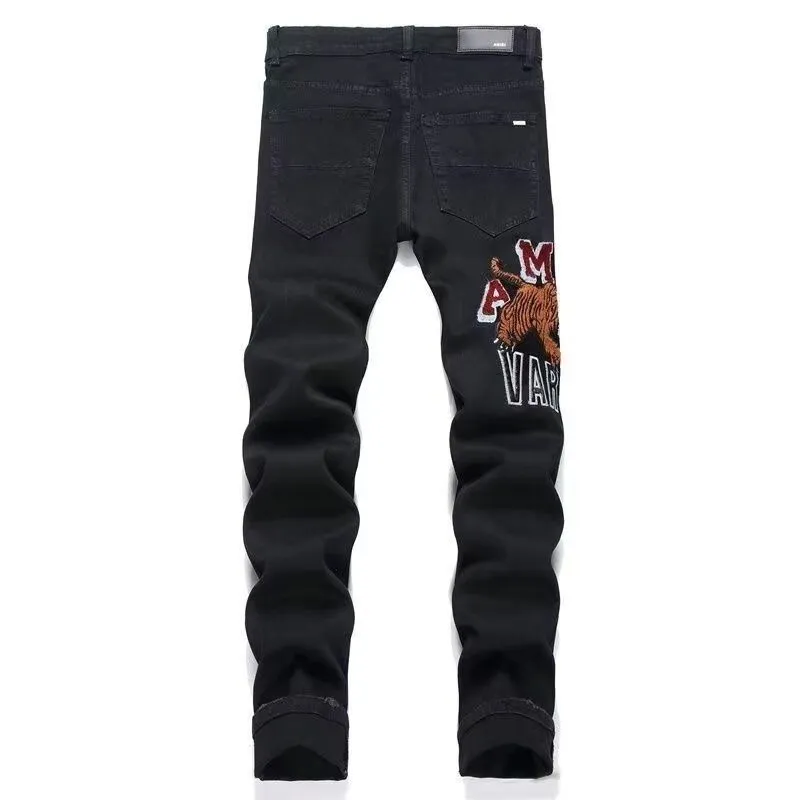 #M20 P168💰 Amiri’s classic embroidered patched leather ripped letter jeans. Slim fit jeans. Produced by a well-washed factory. Full of high-end. Knee-part destroyed design with patchwork design. Already used as facade design. Leather waist nameplate. The focus of this style is not on washing, but on the destroyed shape and version. The secret lies in the craftsmanship of the master. The cost of post-processing, grinding, cutting, etc. is far beyond the cost of assembly line products. Color: Picture color Size: 30-32-34-36